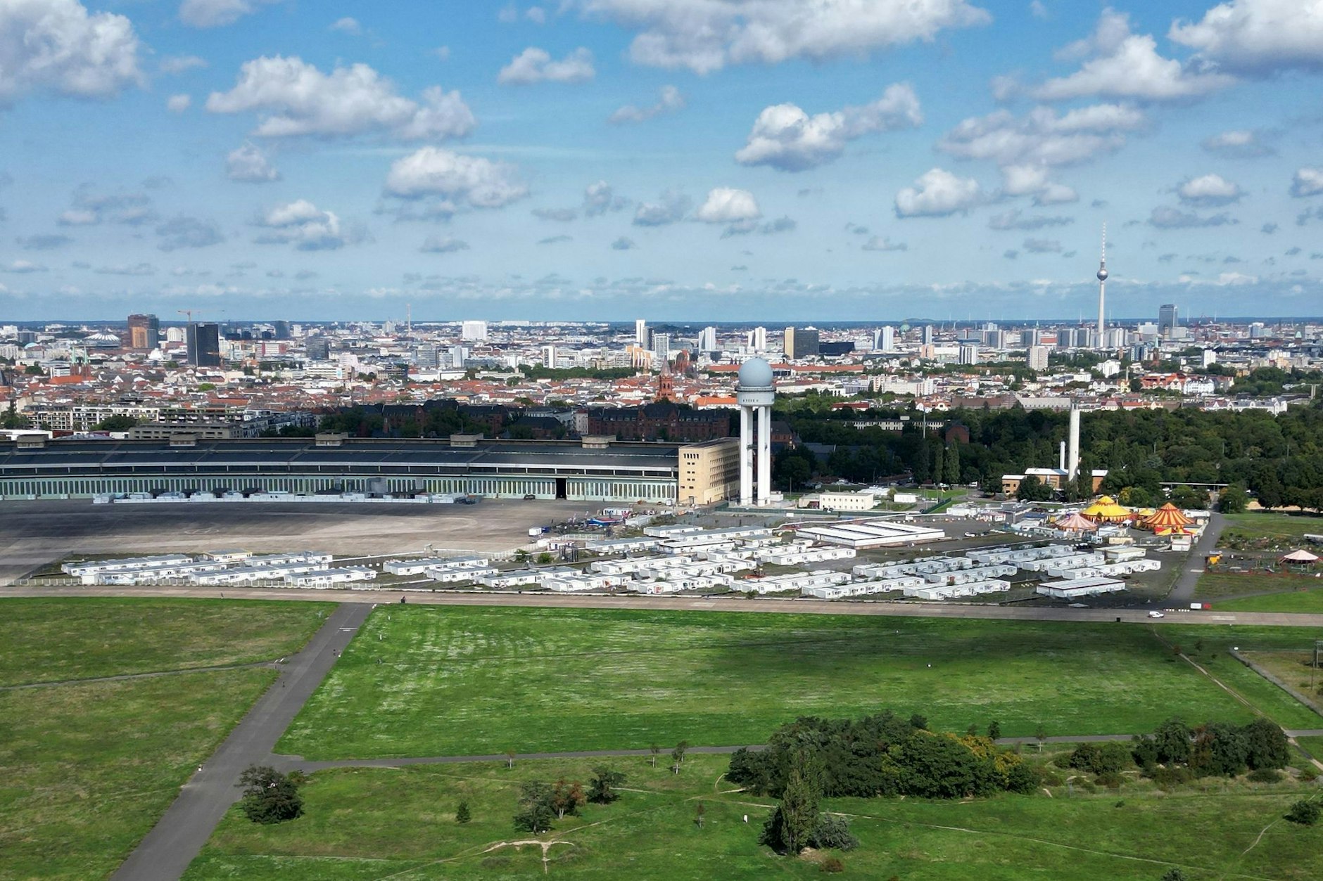 Auf dem Tempelhofer Feld werden heute zum "Keinemusik"-Konzert bis zu 60.000 Besucher erwartet.