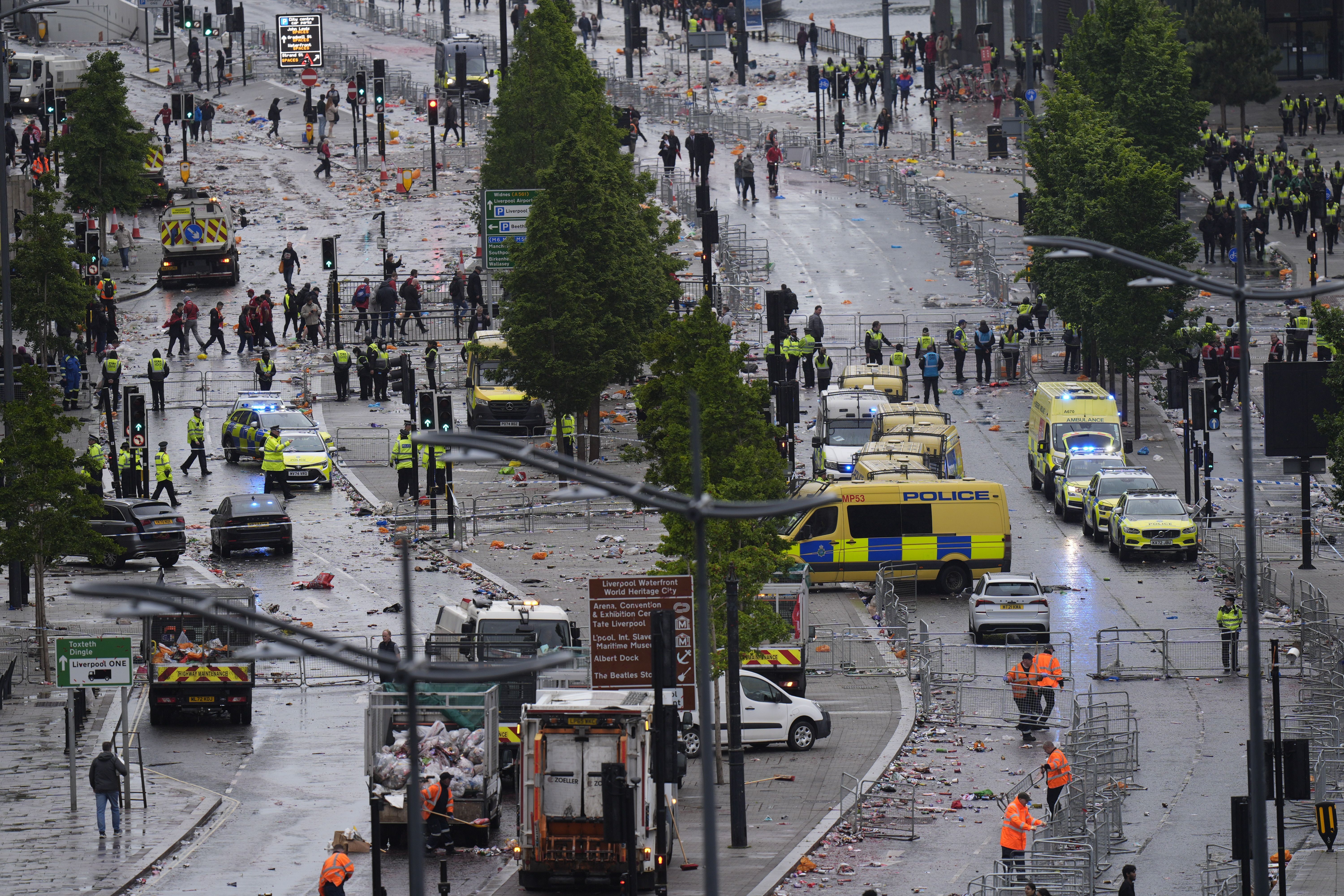 Image - Ein Auto rast bei der Meisterfeier des FC Liverpool in die Fan-Parade
