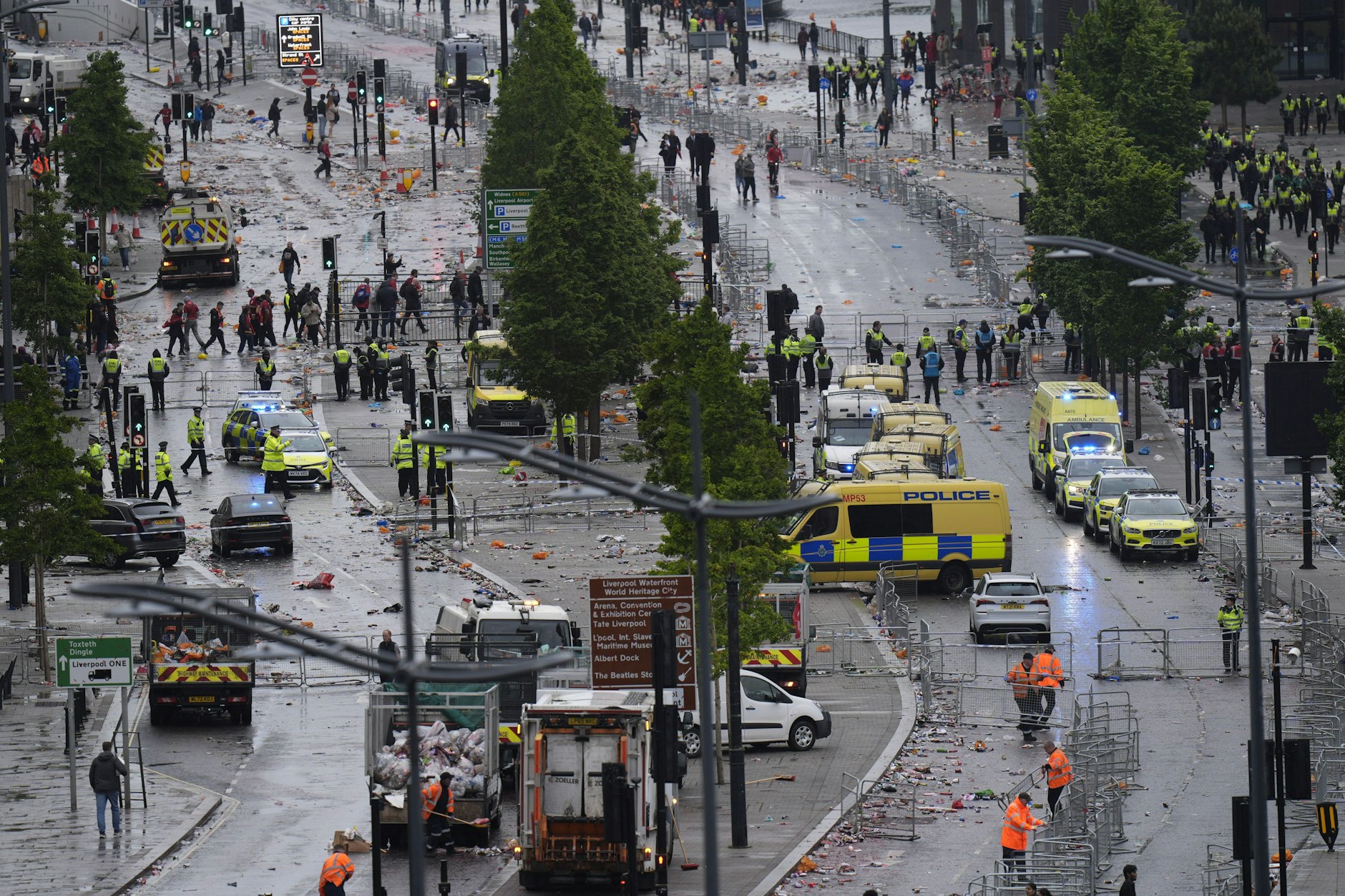 Polizei und Rettungskräfte kümmern sich in der Water Street in der Nähe des Liver Building in Liverpool, nachdem ein Auto während Meisterparade des FC Liverpool in Fußgänger gefahren ist.