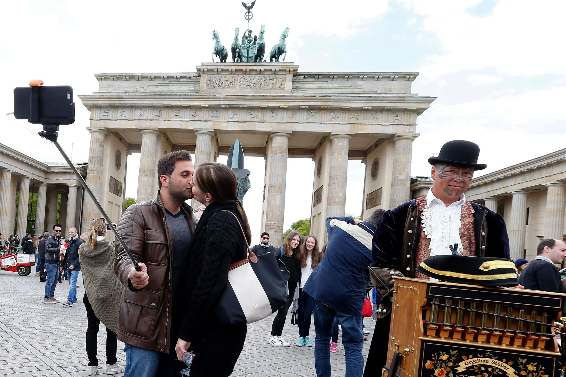 Selfiestick ade! Zum neuen Angebot von Airbnb gehören auch professionelle Fotoshootings.