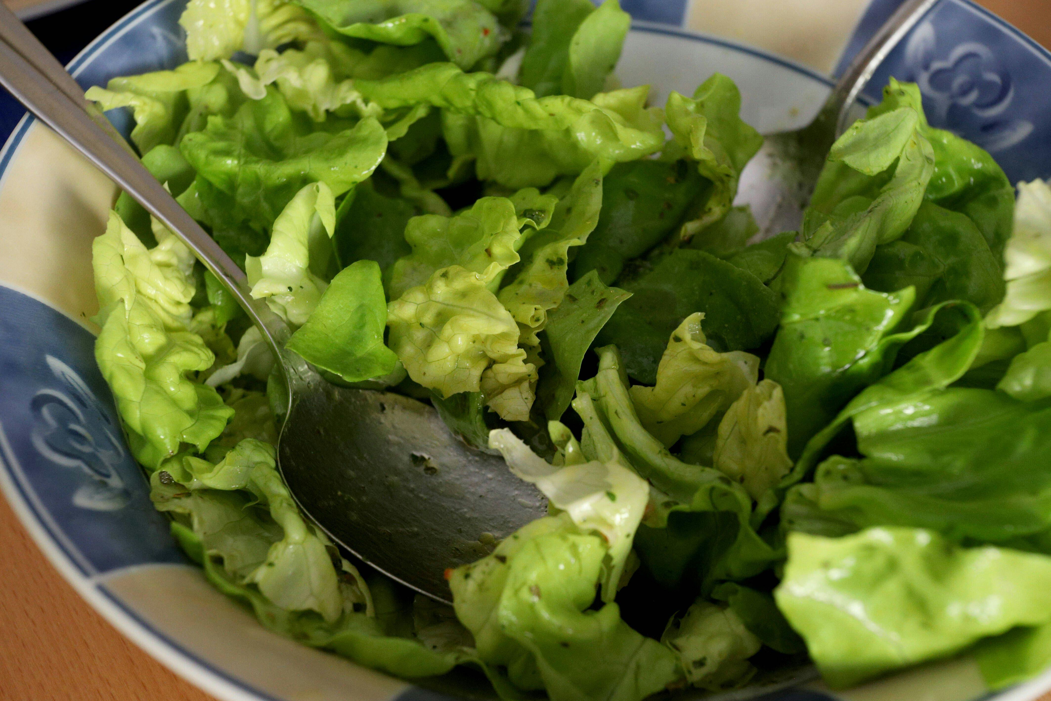Omas DDR-Rezept für Kopfsalat: So machen Sie den Salat richtig an!
