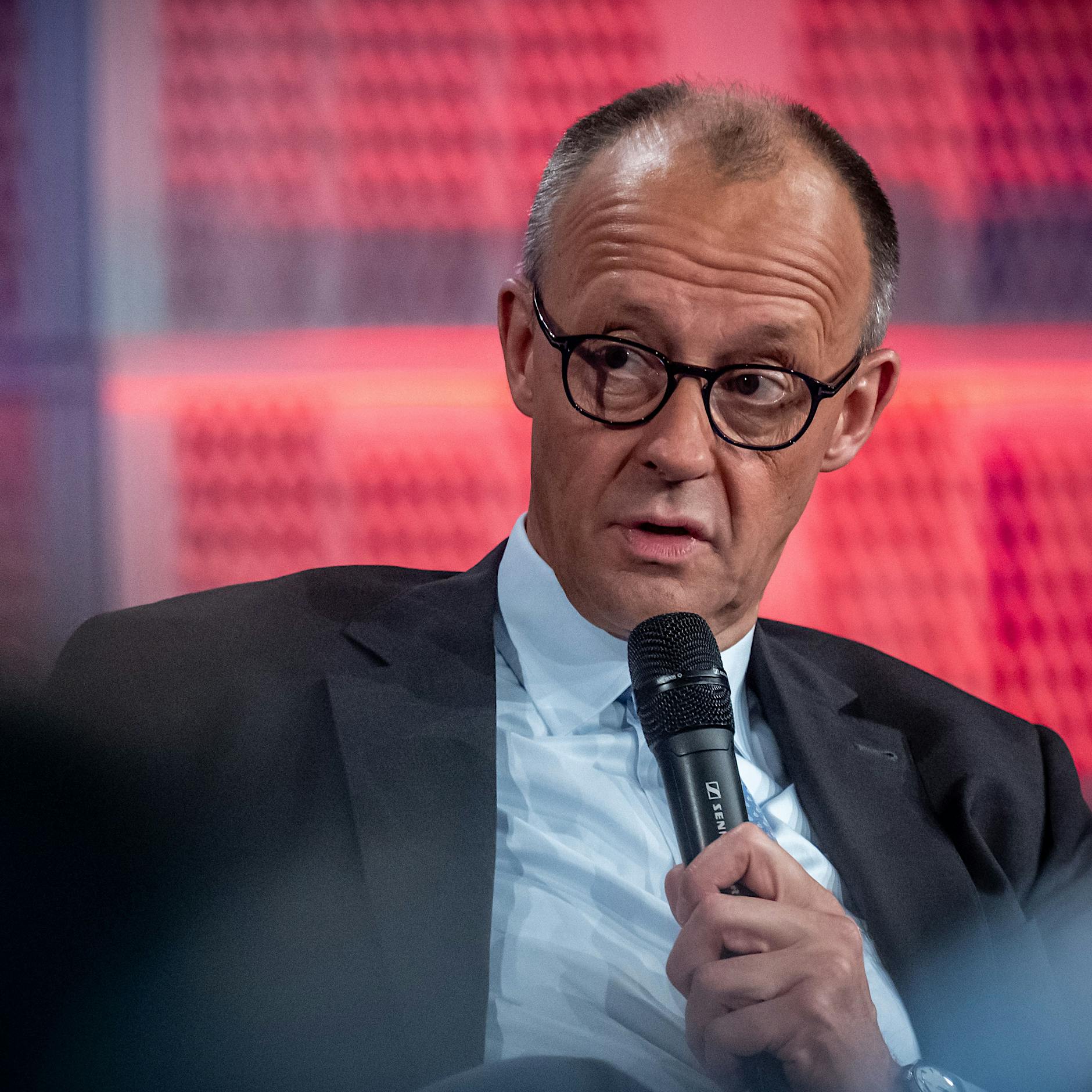 Merz: Deutschland hebt Waffen-Beschränkungen für die Ukraine auf - Russland reagiert