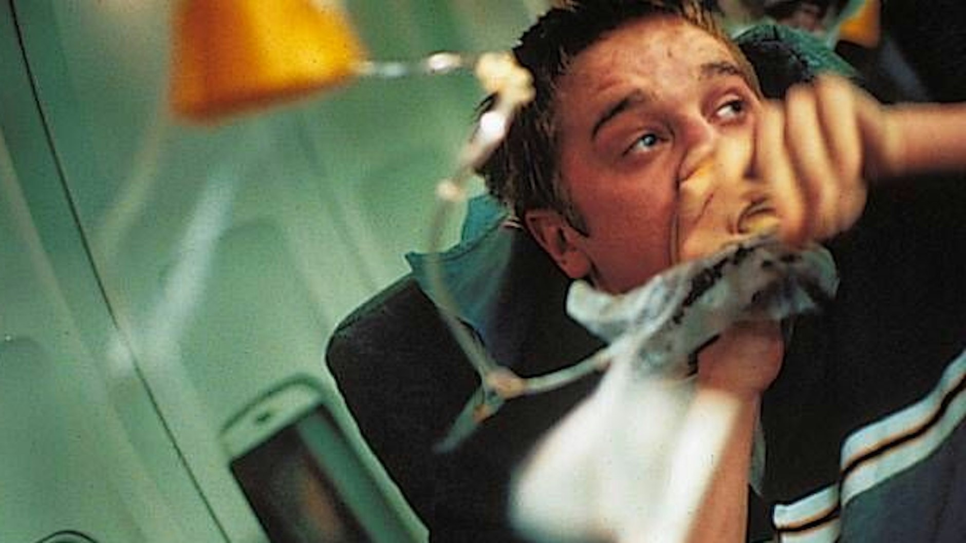 Alex Browning (gespielt von Devon Sawa) erlebt in „Final Destination“ einen Flugzeugabsturz - aber nur im Traum. Er rettet daraufhin sich und einige seiner Mitschüler aus der Maschine. Das Flugzeug stürzt wirklich ab.