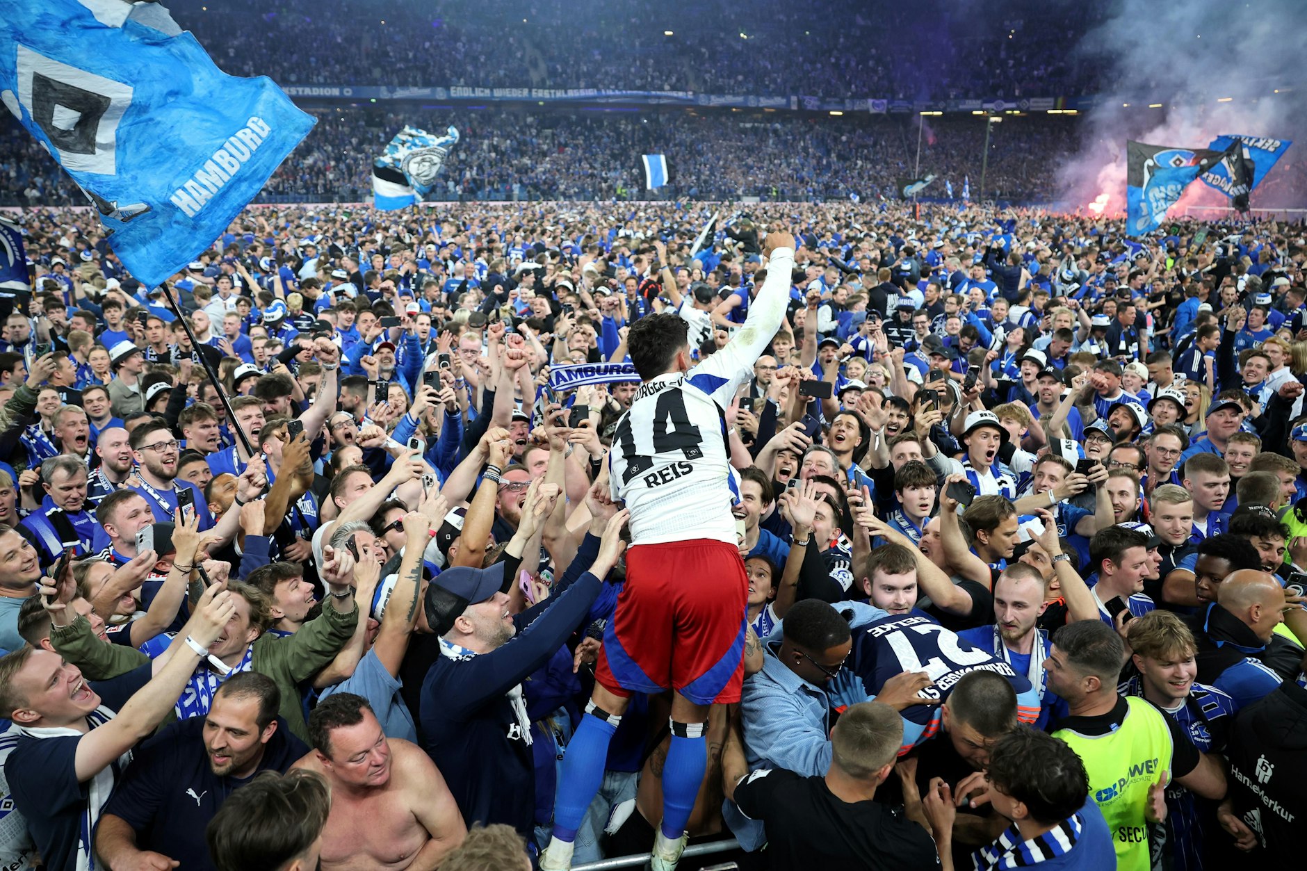 Hamburgs Ludovit Reis (M.) feiert mit den Fans den Aufstieg in die Bundesliga.