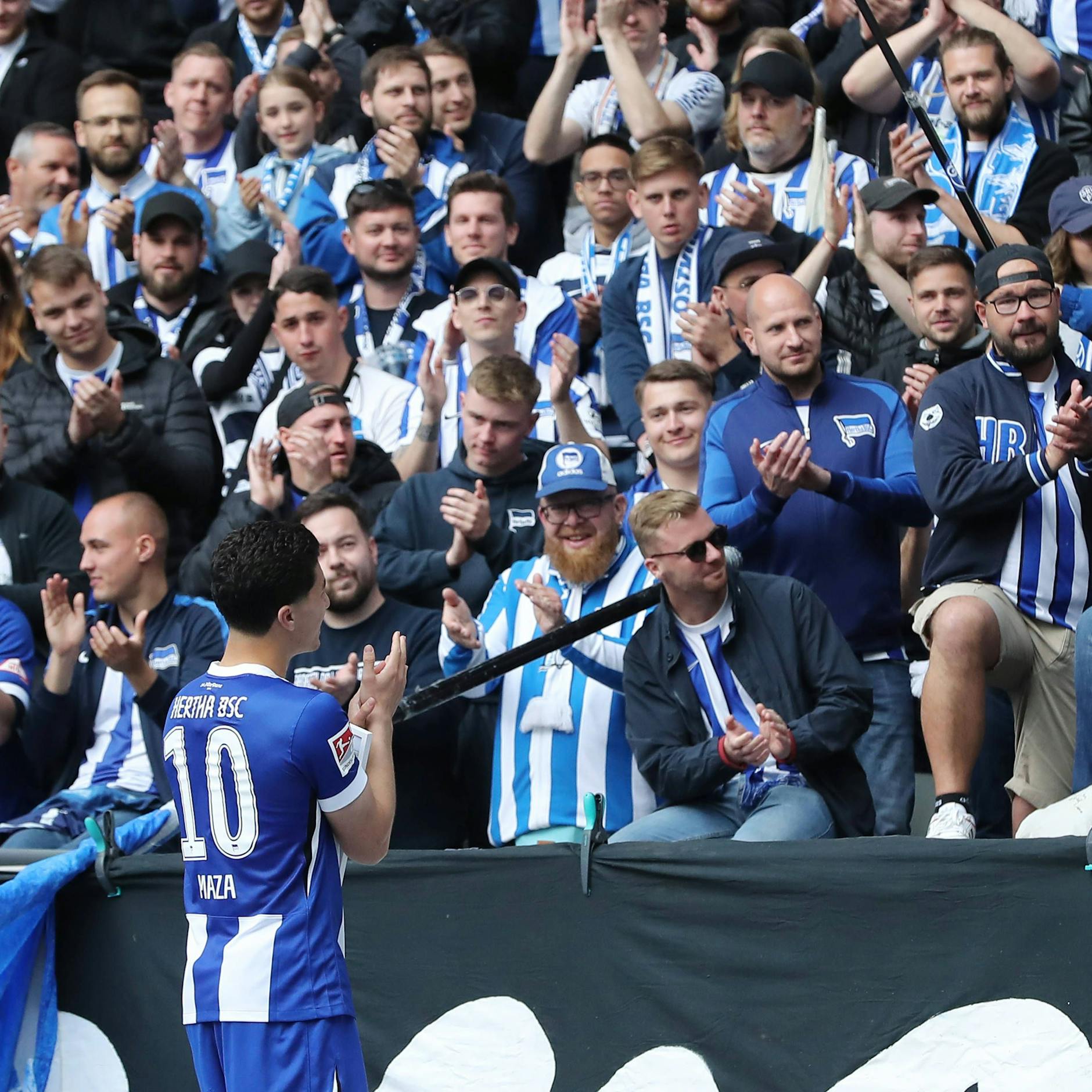 Herthas Fans in der Ostkurve verabschiedeten Ibo Maza mit Gesängen.