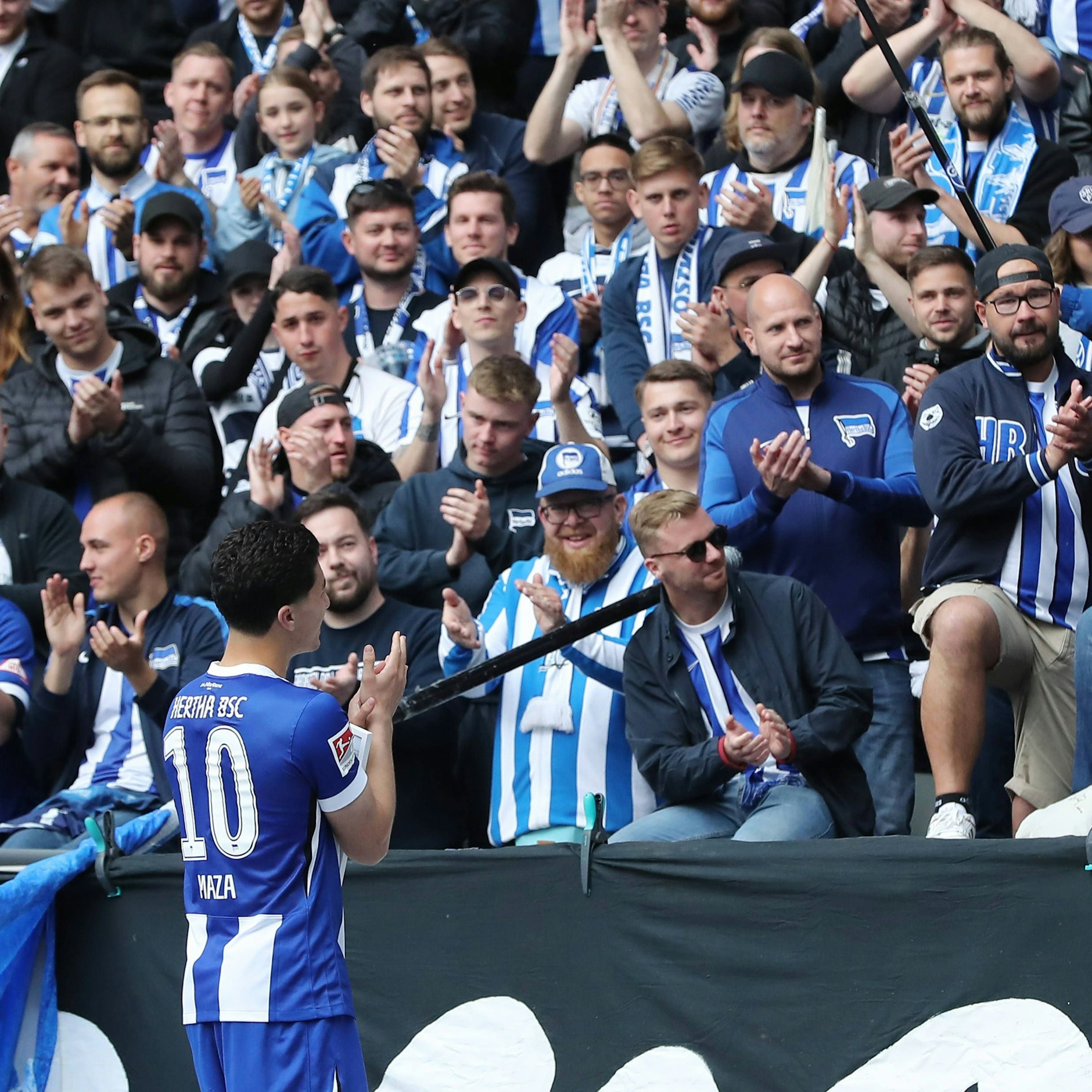 Herthas Fans in der Ostkurve verabschiedeten Ibo Maza mit Gesängen.