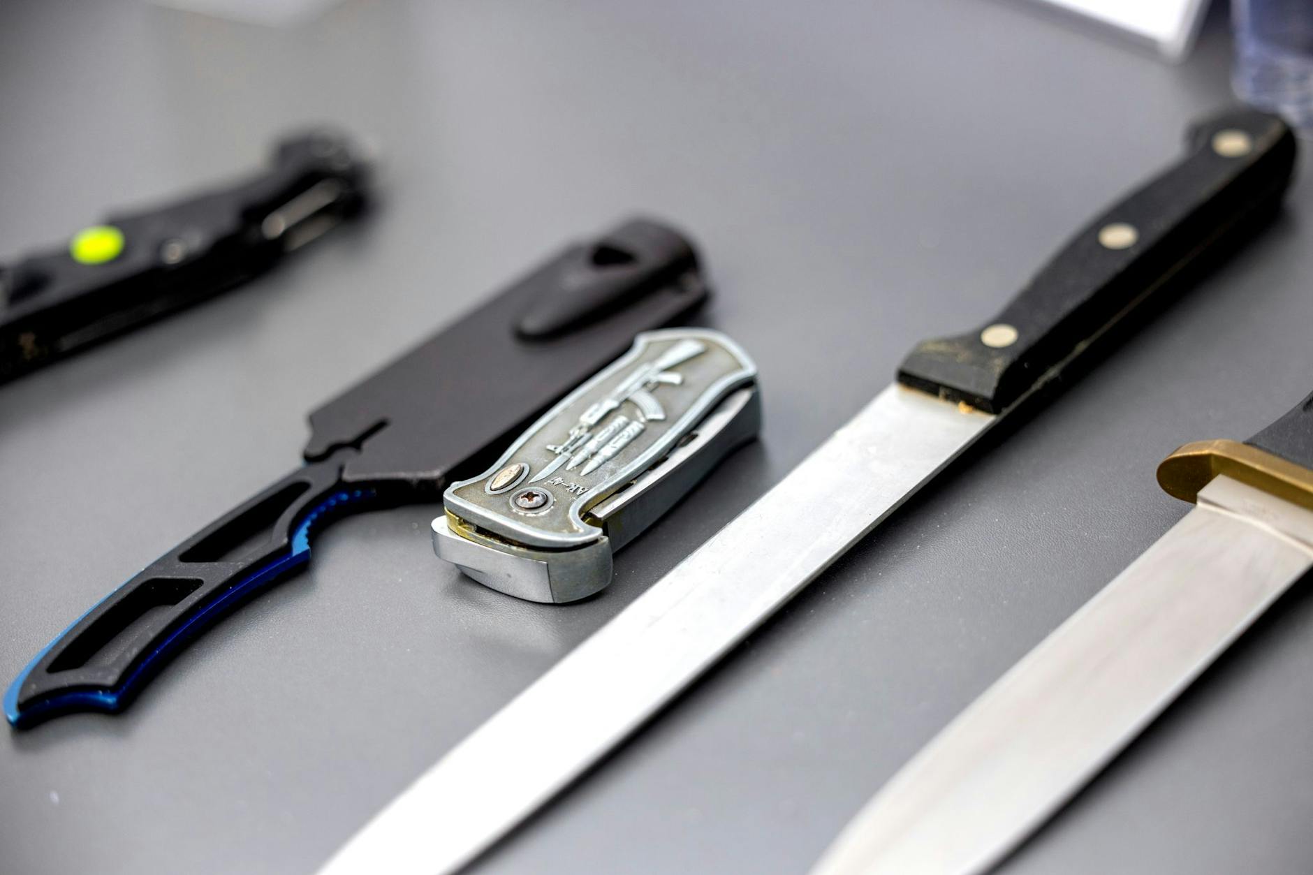 Auf einem Tisch liegen von der Polizei sichergestellte verbotene Stichwaffen.