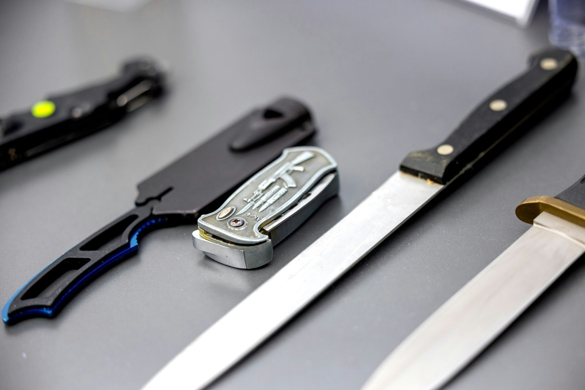 Auf einem Tisch liegen von der Polizei sichergestellte verbotene Stichwaffen. 