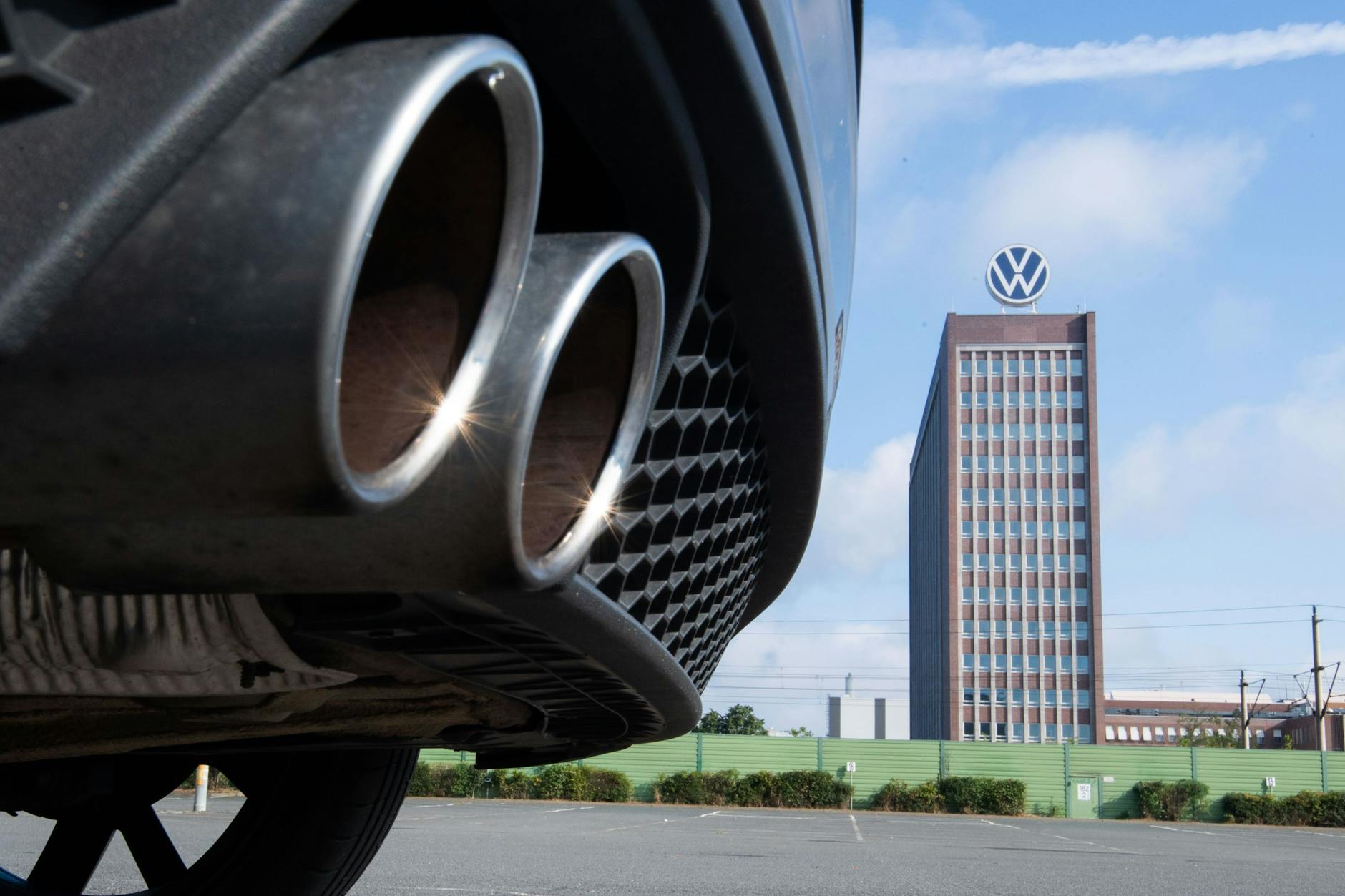 Auspuffrohre eines Volkswagen: Vier Managern von Volkswagen wurden sie zum Verhängnis.