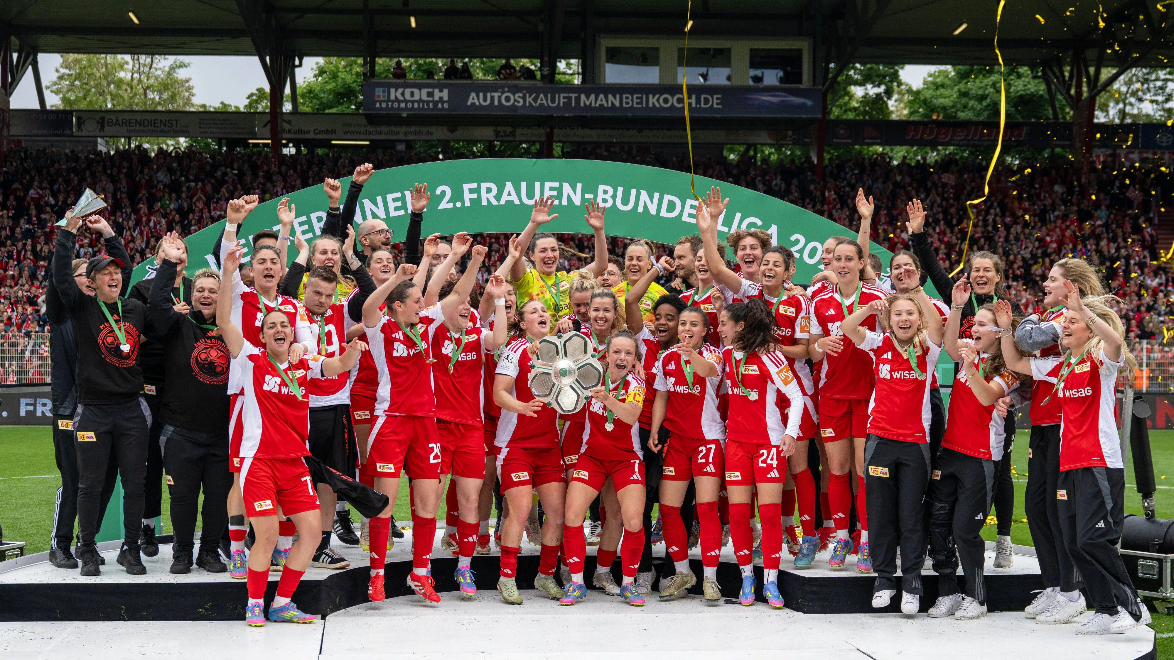 Die Frauen des 1. FC Union feiern die Meisterschaft in der Zweiten Liga.