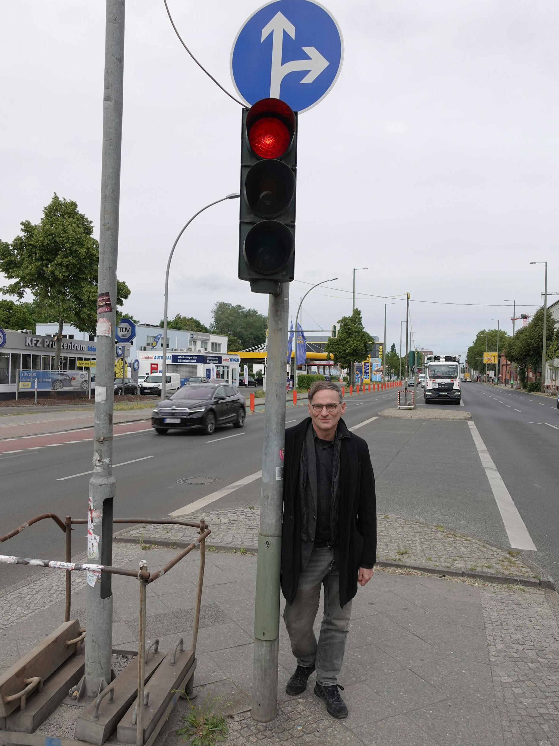 Eine Lichtsignalanlage nur für Autos: FDP-Politiker Joachim Schmidt (56) kämpft seit 21 Jahren für eine Fußgängerampel an der viel befahrenen Michael-Brückner-Straße.