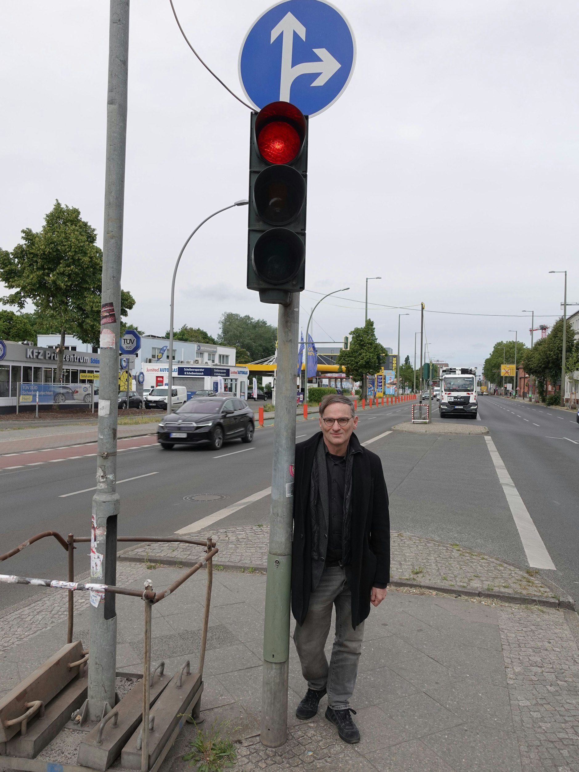 Eine Lichtsignalanlage nur für Autos: FDP-Politiker Joachim Schmidt (56) kämpft seit 21 Jahren für eine Fußgängerampel an der viel befahrenen Michael-Brückner-Straße.