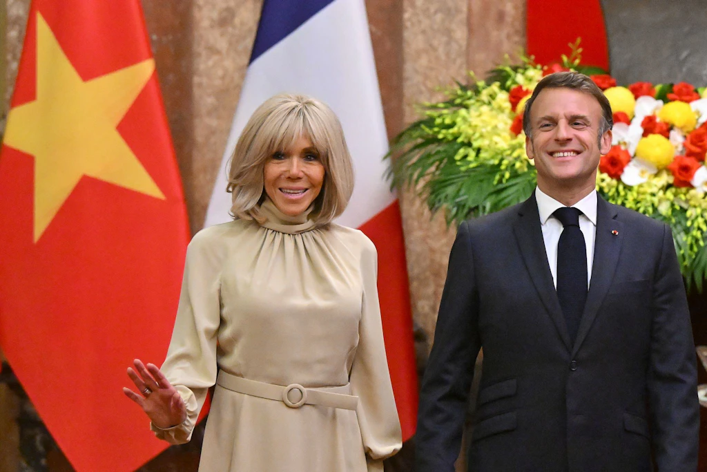 Backpfeife oder Alberei? Macron erklärt Schubser seiner Ehefrau Brigitte – Kreml macht sich lustig