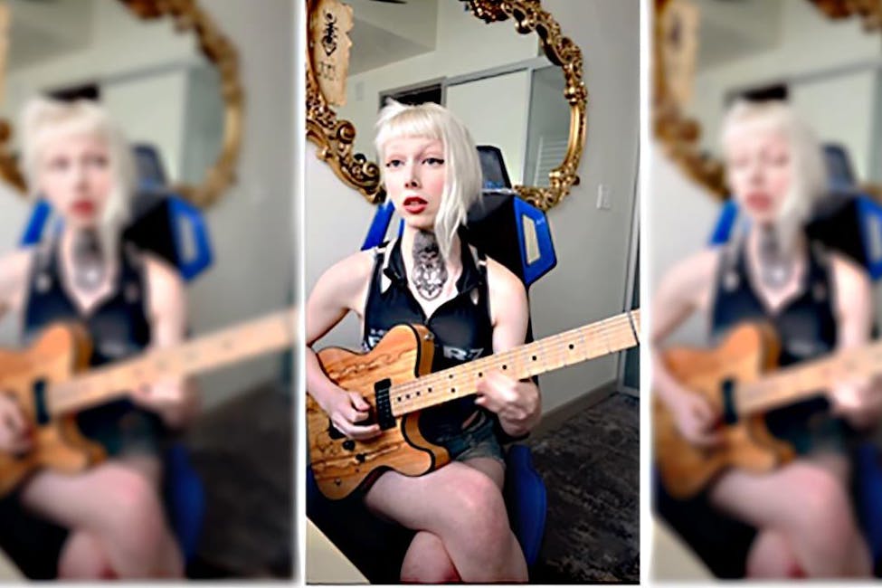 Danielle „Dani“ Sophia wie sie sich gern auf Instagram zeigt, mit einer ihrer Gitarren