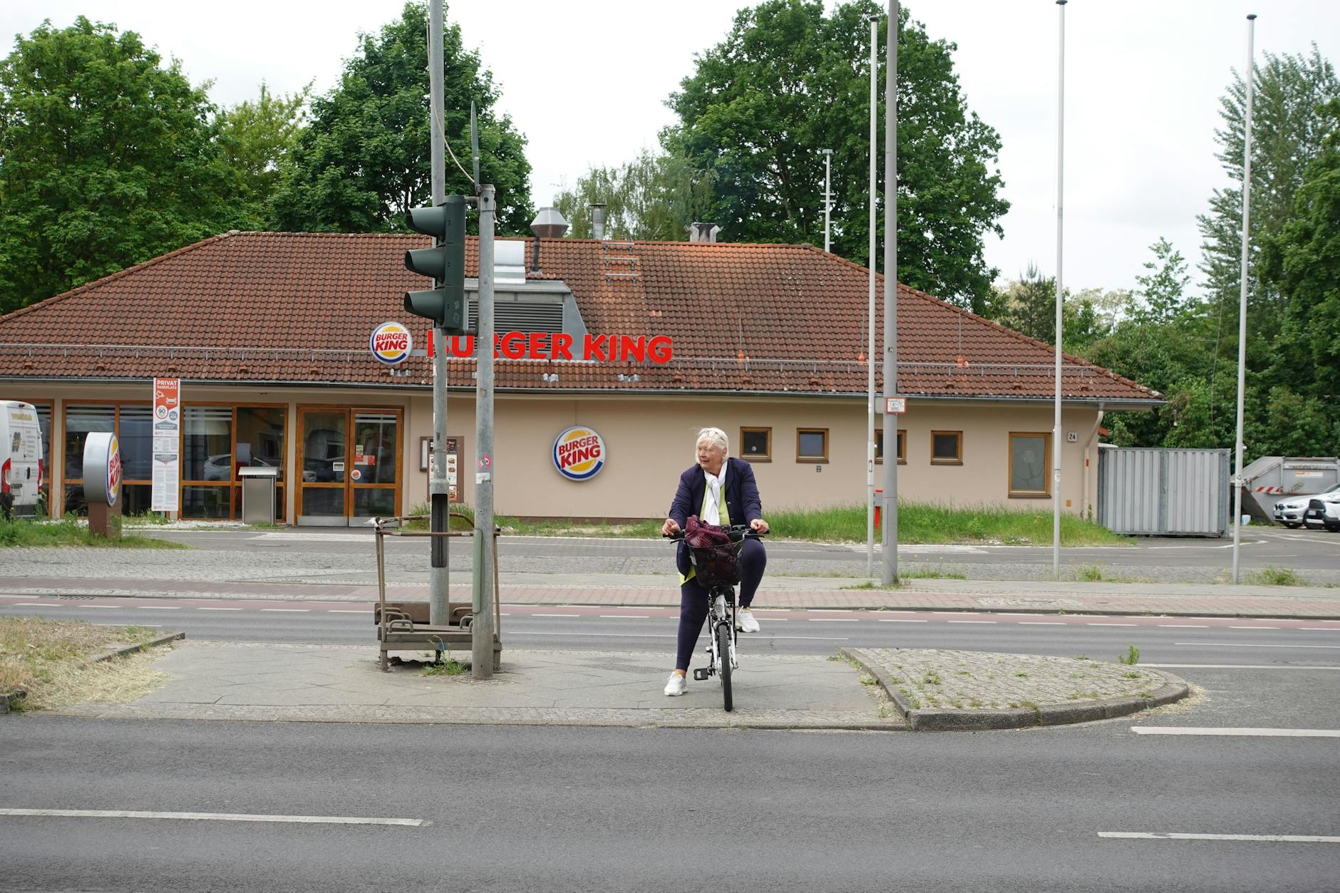 Erst mal der vorsichtige Blick nach rechts: Anita Thiemann (74) wartet lange an der Nicht-Ampel für querende Fußgänger und Radfahrer.