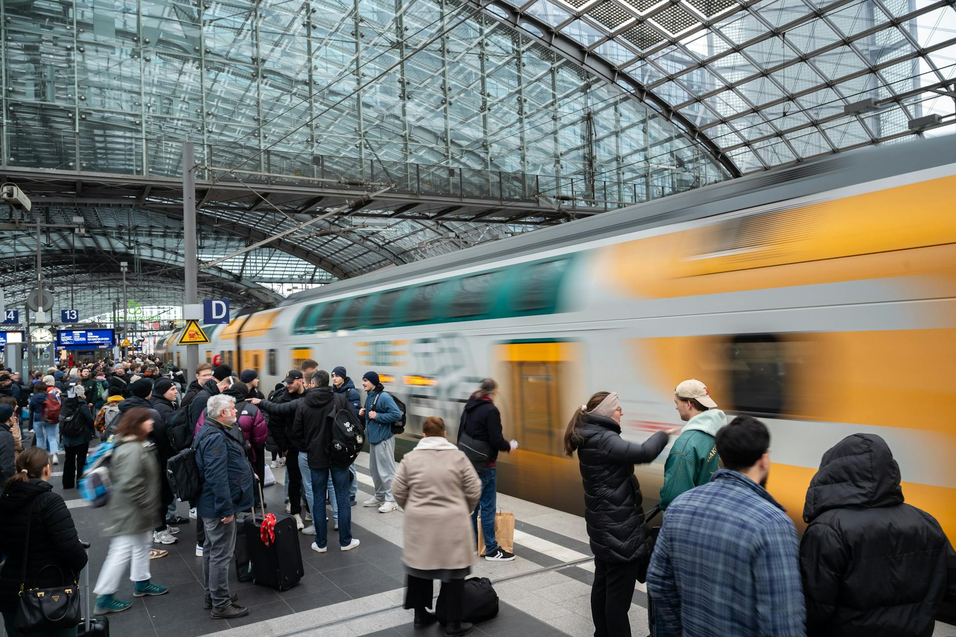 Einsteigen bitte – aber wie? Im Hauptbahnhof konzentriert sich der gesamte Verkehr nach Westen auf die Gleise 13 und 14 – und den teils schmalen Bahnsteig dazwischen. Ein Odeg-Zug fährt ein.