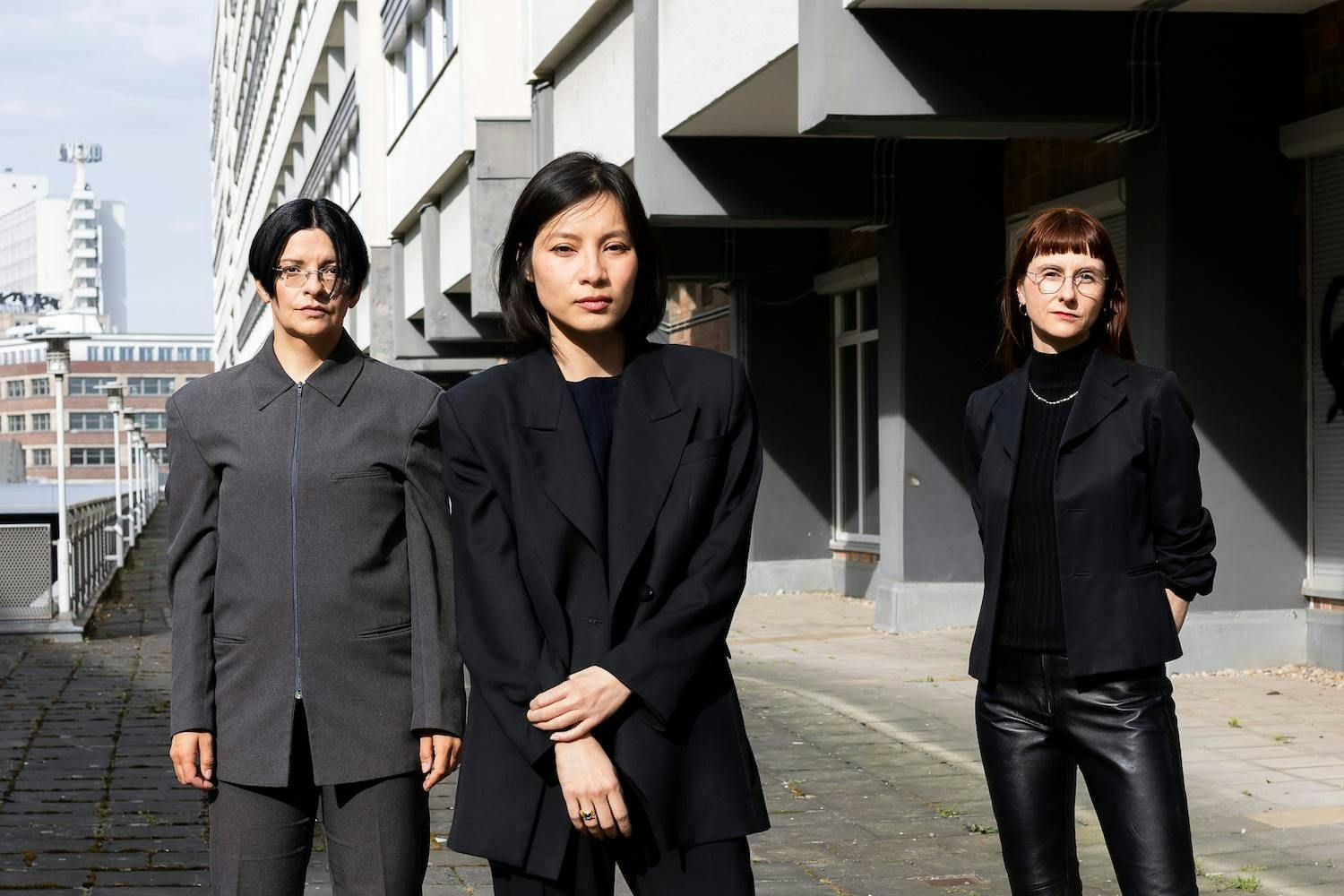 Die Künstlerinnen Henrike Naumann und Sung Tieu und die Kuratorin Kathleen Reinhardt (v.l.)