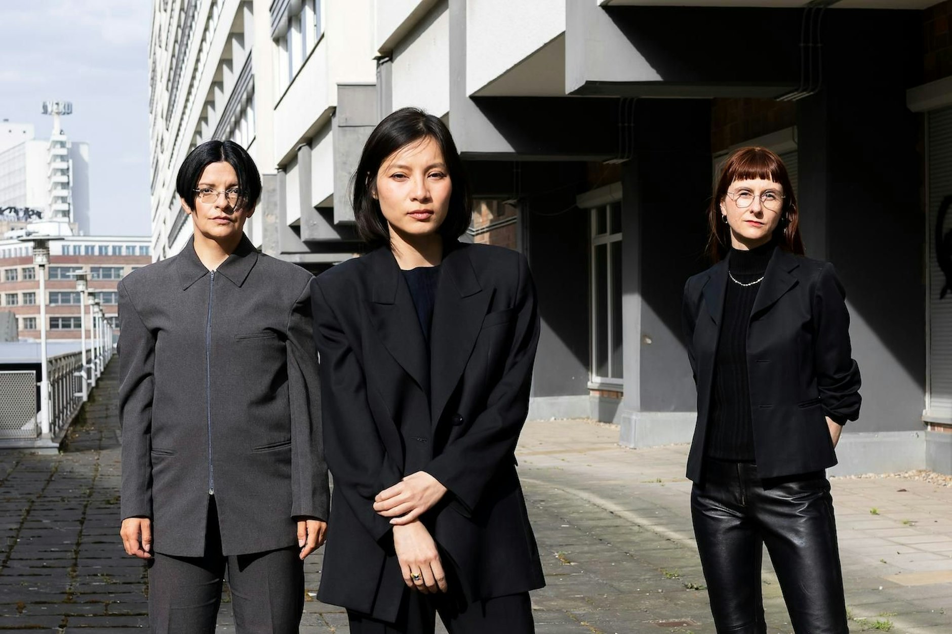 Die Künstlerinnen Henrike Naumann und Sung Tieu und die Kuratorin Kathleen Reinhardt (v.l.)