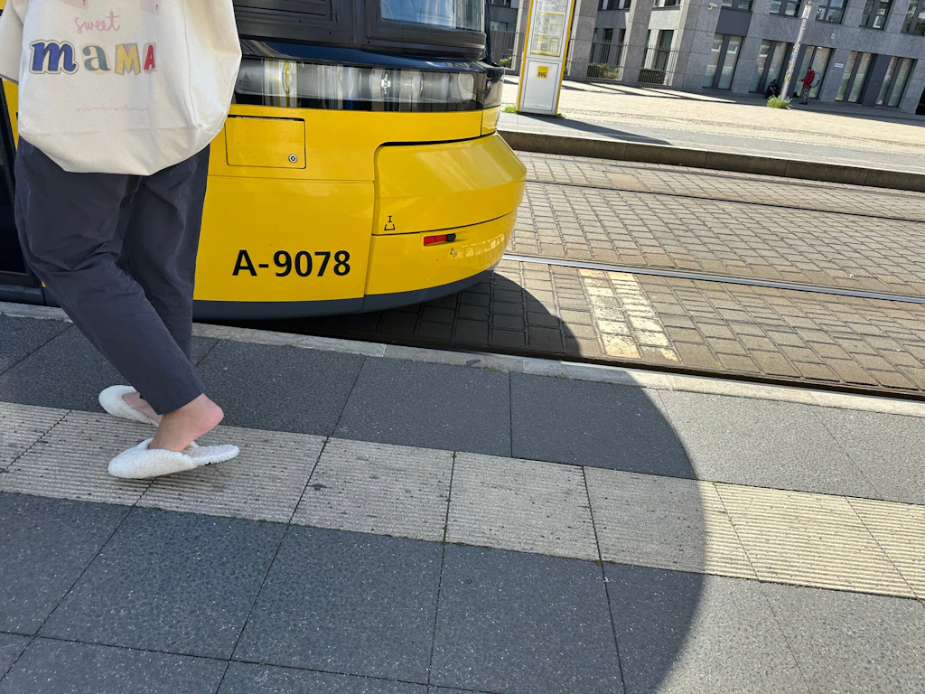 Modischer Kollaps im Fußraum: Hausschuhe erobern Berliner Bürgersteige