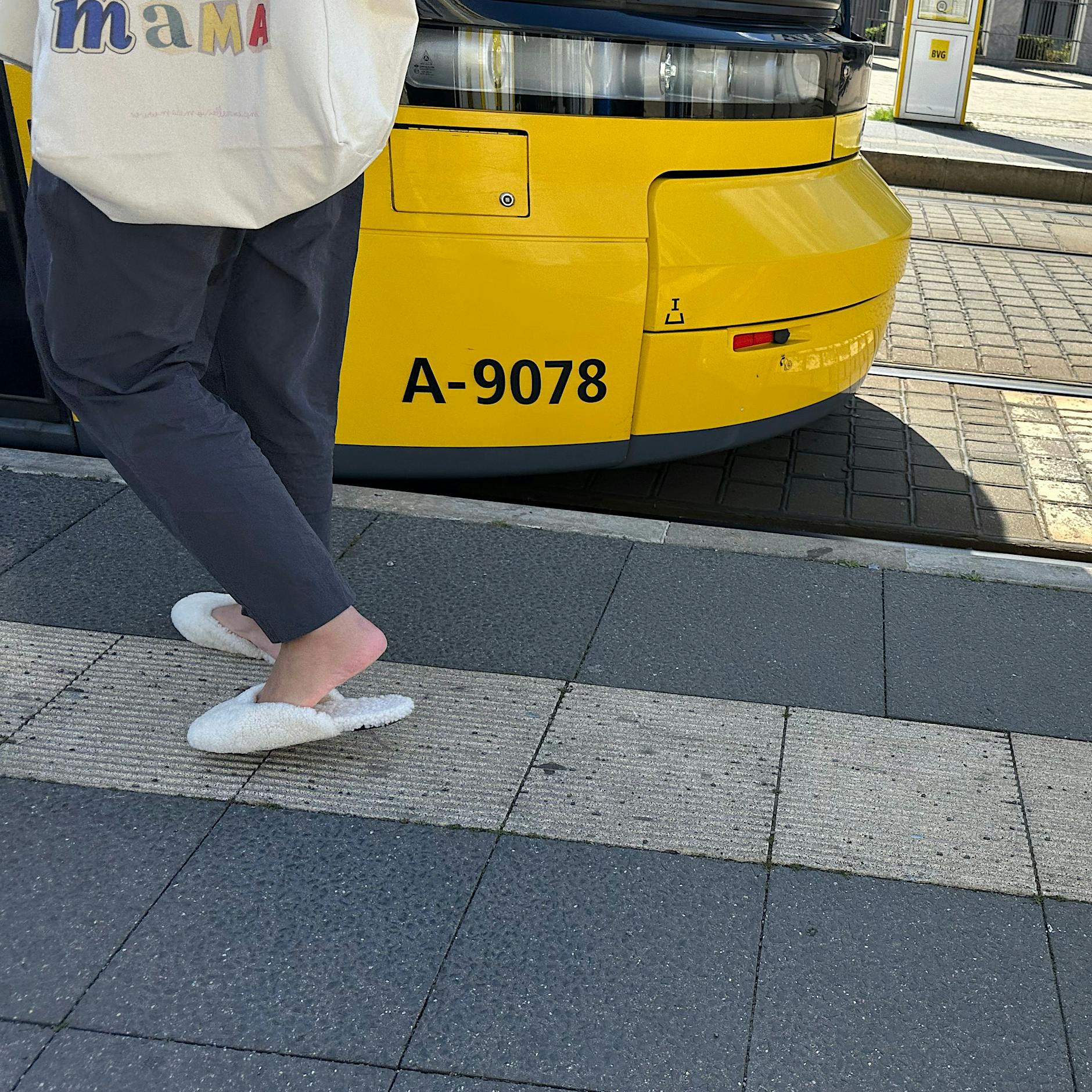 Modischer Kollaps im Fußraum: Hausschuhe erobern Berliner Bürgersteige