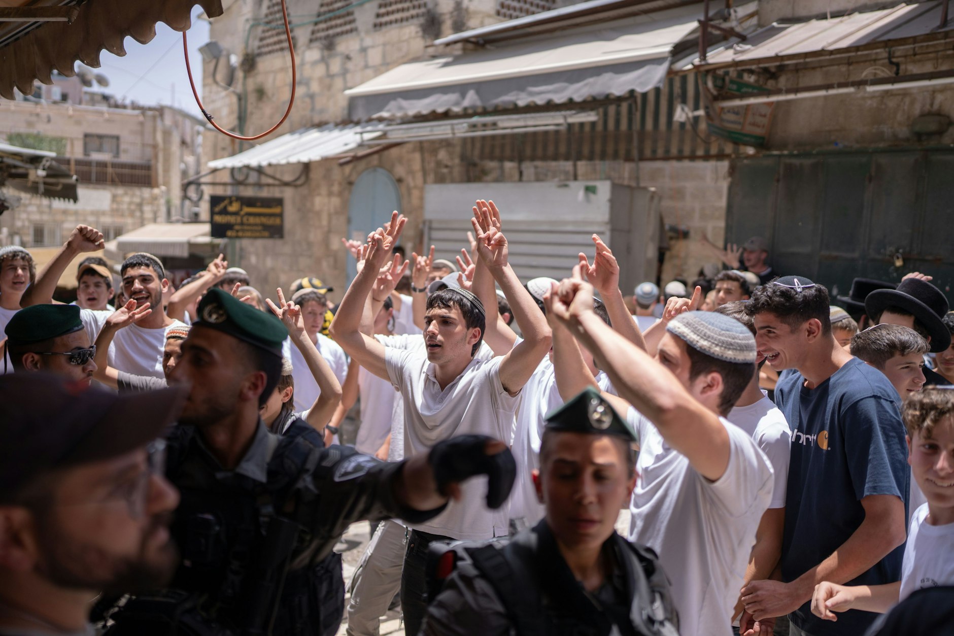 Israel, Jerusalem: Rechtsextreme israelische Siedler und Nationalisten stoßen mit der israelischen Polizei zusammen, als sie durch die Altstadt von Jerusalem marschieren.