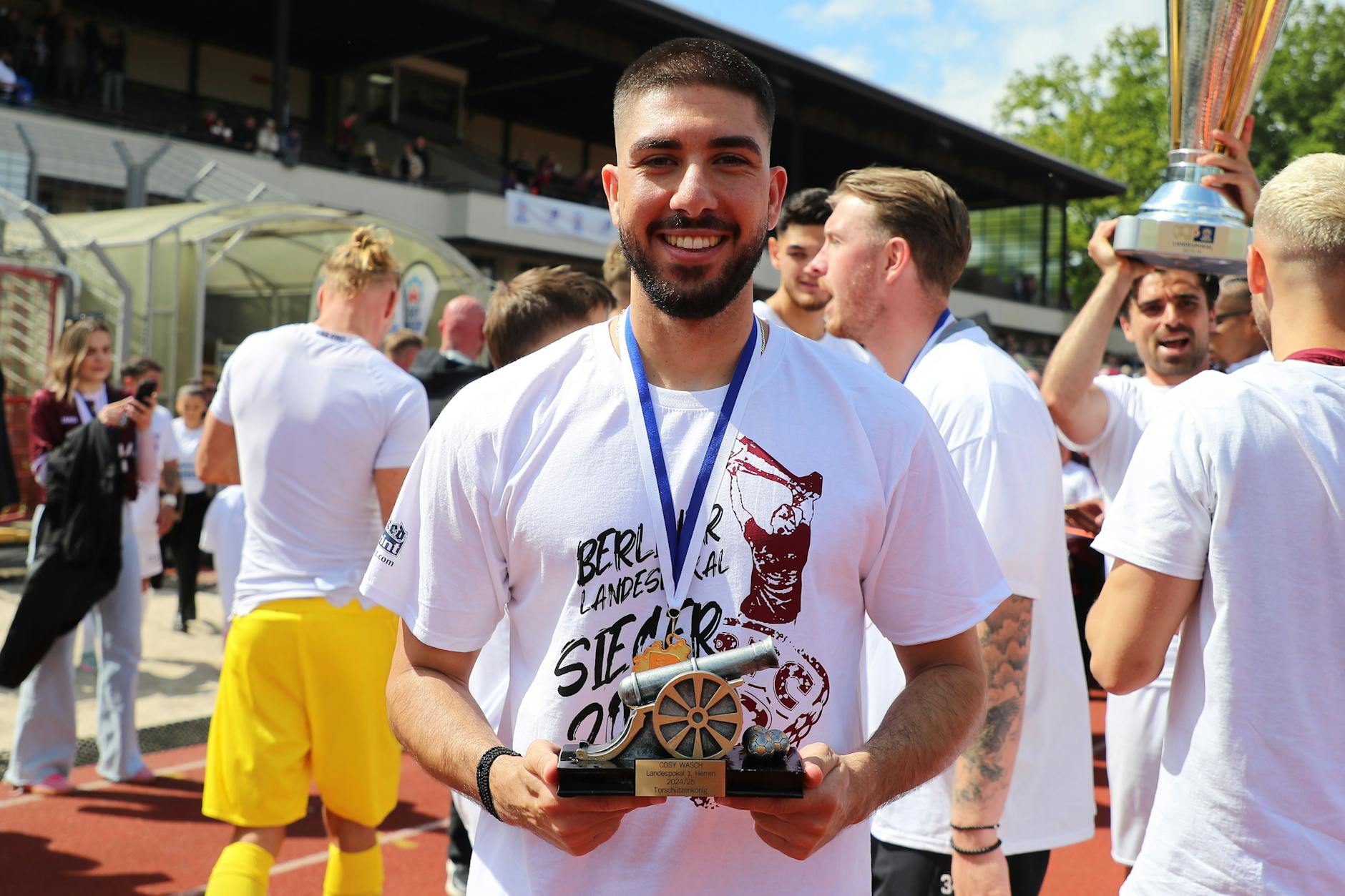 Vasileios Dedidis zeigt ganz stolz die Kanone, die ihn als besten Torschützen im Berliner Pokal 2024/25 ausweist.