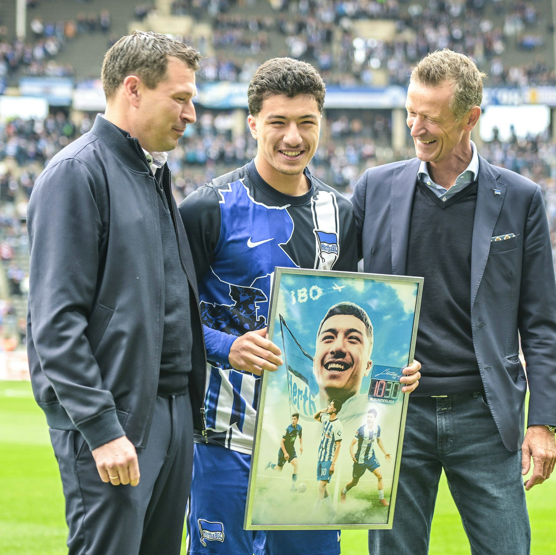 Ibo Maza bekam schon vor seinem Letzten Hertha-Spiel Geschenke von Sportdirektor Benjamin Weber und Ex-Geschäftsführer Tom Herrich.