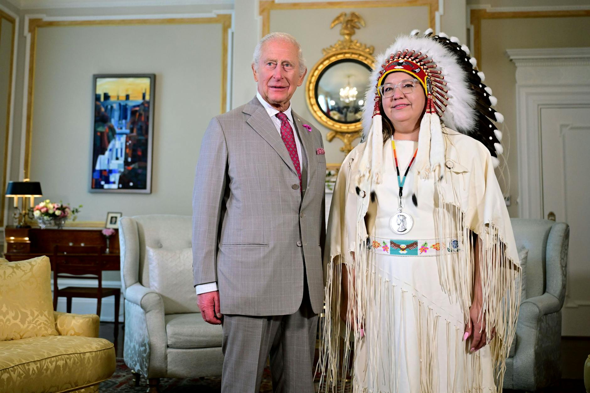 König Charles III. triff t National Chief of the Assembly of First Nations, Cindy Woodhouse.