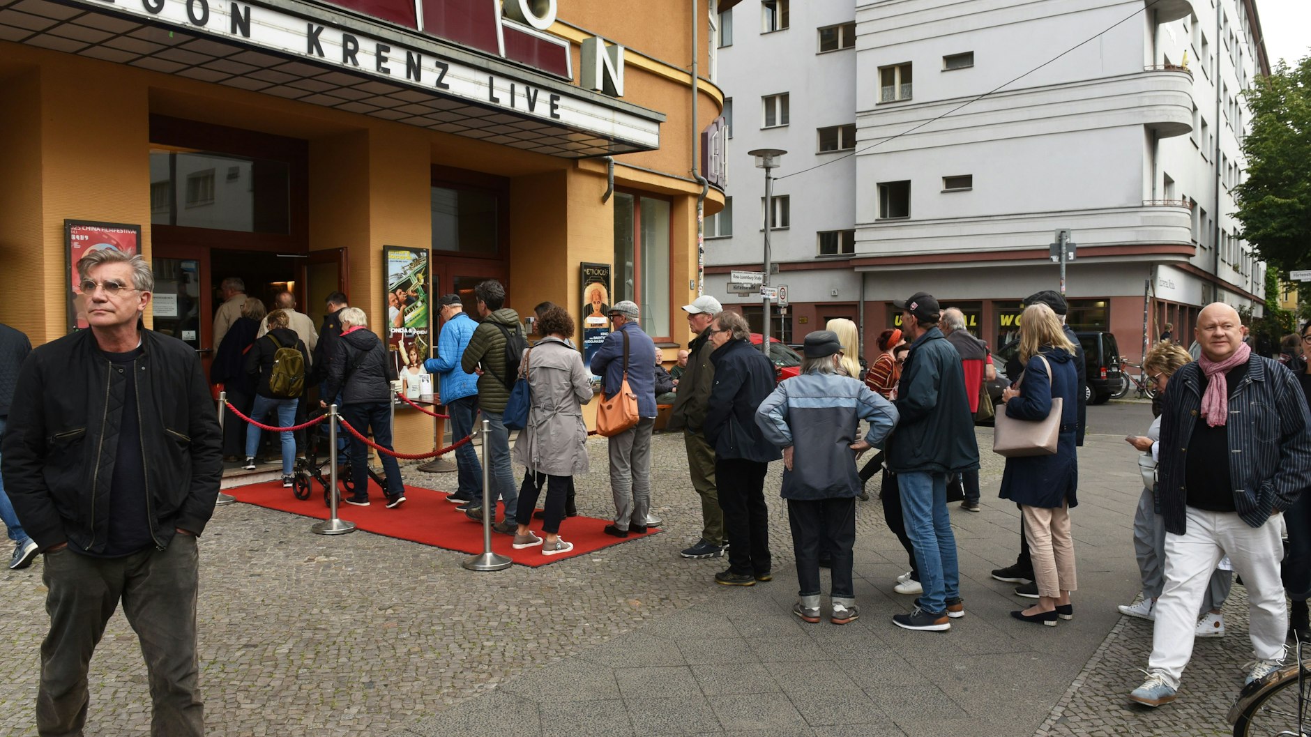 Egon Krenz ist immer noch ein Zuschauermagnet: Vor dem Kino Babylon in der Rosa-Luxemburg-Straße standen die Leute Schlange, um hereinzukommen. 