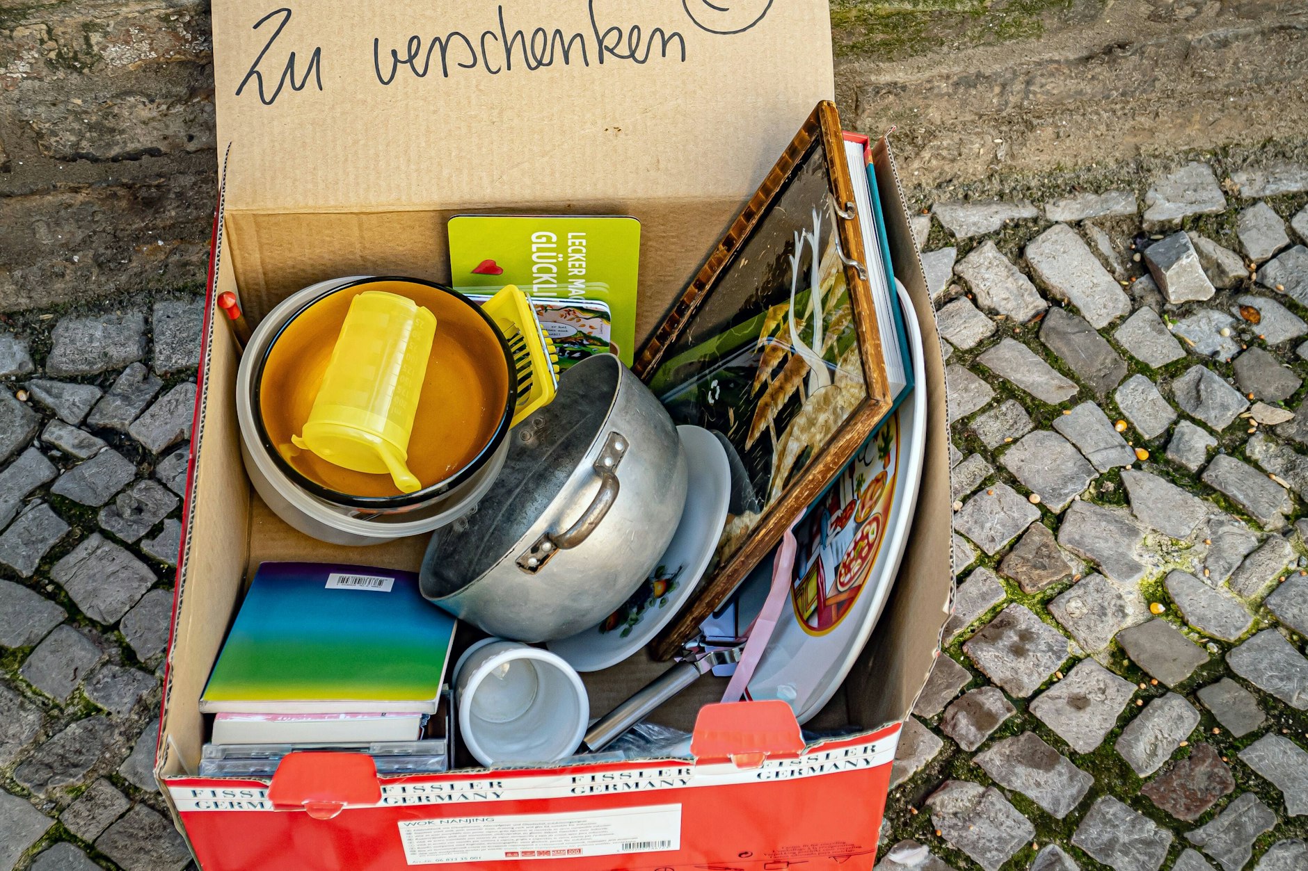 Soll weg, aber zu schade für den Müll. Solche „Zu verschenken“-Kisten auf dem Gehweg und am Straßenrand gehören schon zum Stadtbild von Berlin.