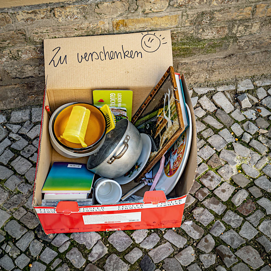 Soll weg, aber zu schade für den Müll. Solche „Zu verschenken“-Kisten auf dem Gehweg und am Straßenrand gehören schon zum Stadtbild von Berlin.