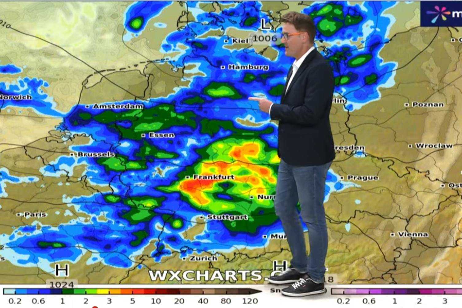 Starkregen, Gewitter, Tornados? Dominik Jung von wetter.net steht vor der Karte, dass die „giftige“ Tiefdrucklage für Mittwoch anzeigt.