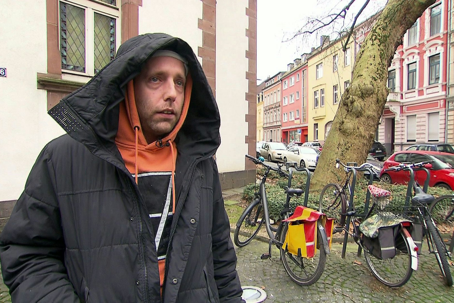 Chris aus „Armes Deutschland“ will Pornos drehen. Doch vorher muss ein ärztliches Attest her, das bestätigt, dass er keine ansteckenden Geschlechtskrankheiten hat.