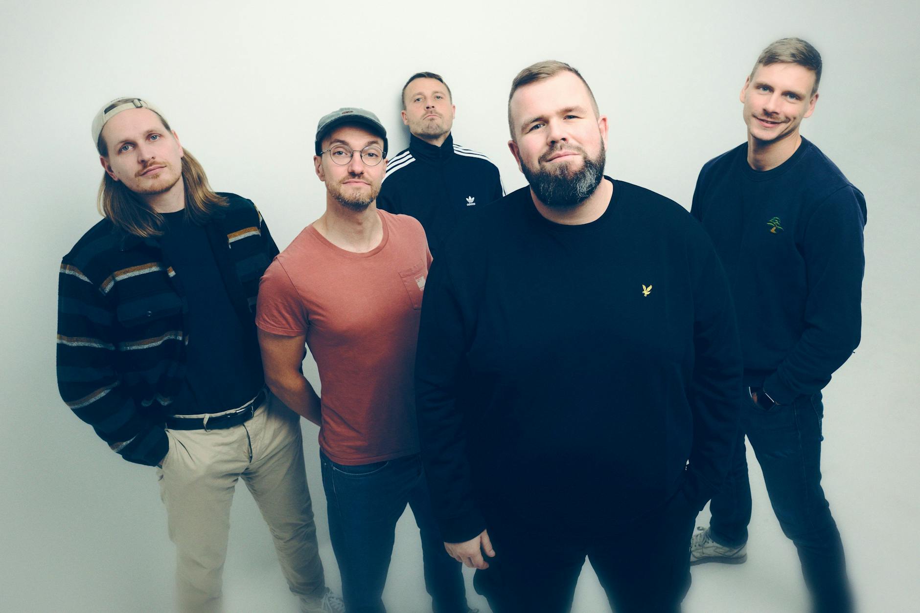 Feine Sahne Fischfilet samt Sänger Monchi (2.v.r.) und Trompeter Max Bobzin (1.v.r.)