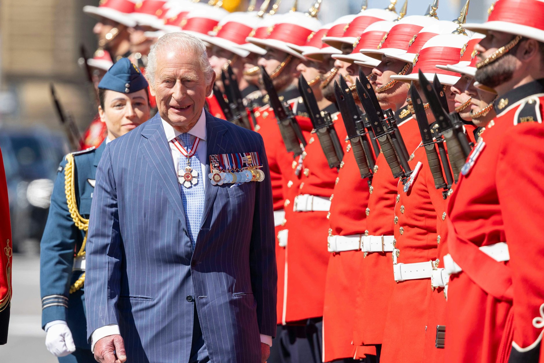 König Charles schreitet am Gebäude des kanadischen Senats in Ottawa die Ehrengarde ab.
