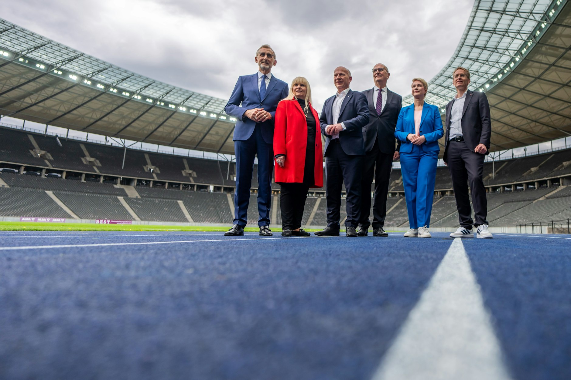 Sechs für Olympia: von links Sachsens Innen- und Sportminister Armin Schuster, seine Berliner Amtskollegin Iris Spranger, Berlins Regierender Bürgermeister Kai Wegner sowie die Regierungschefs Dietmar Woidke (Brandenburg), Manuela Schwesig (Mecklenburg-Vorpommern) und Daniel Günther (Schleswig-Holstein) am Dienstag im Berliner Olympiastadion
