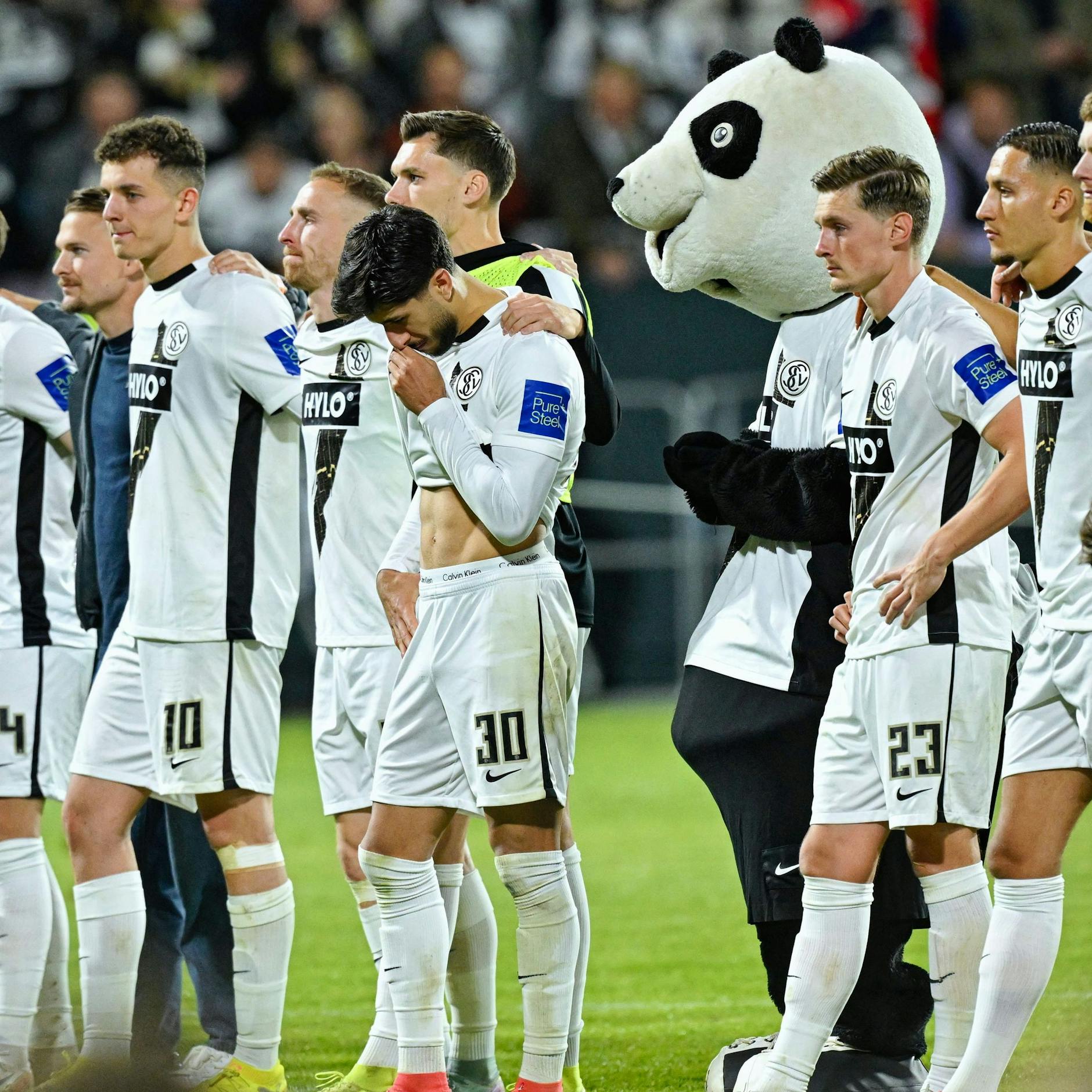 Elversberg bleibt Zweitligist, ist nach dem 2:2 in Heidenheim und dem 1:2 in letzter Sekunde daheim geknickt.