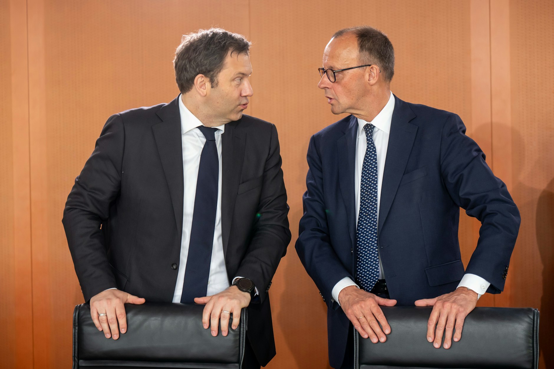 Lars Klingbeil (l., SPD), Bundesminister der Finanzen, spricht mit Bundeskanzler Friedrich Merz (CDU)