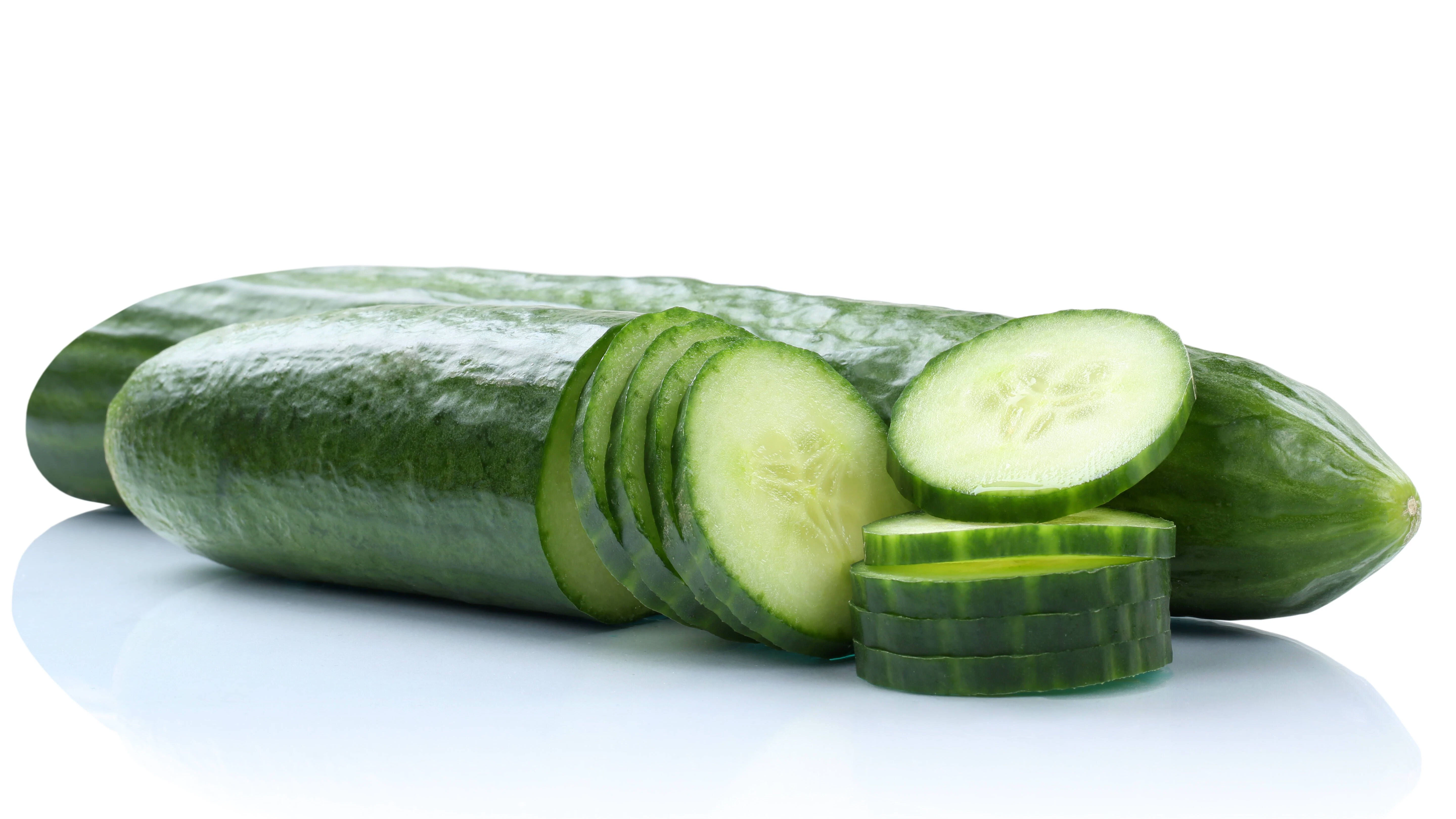 Bei Salatgurken muss man vor dem Schmoren etwas vom Kerngehäuse entfernen.