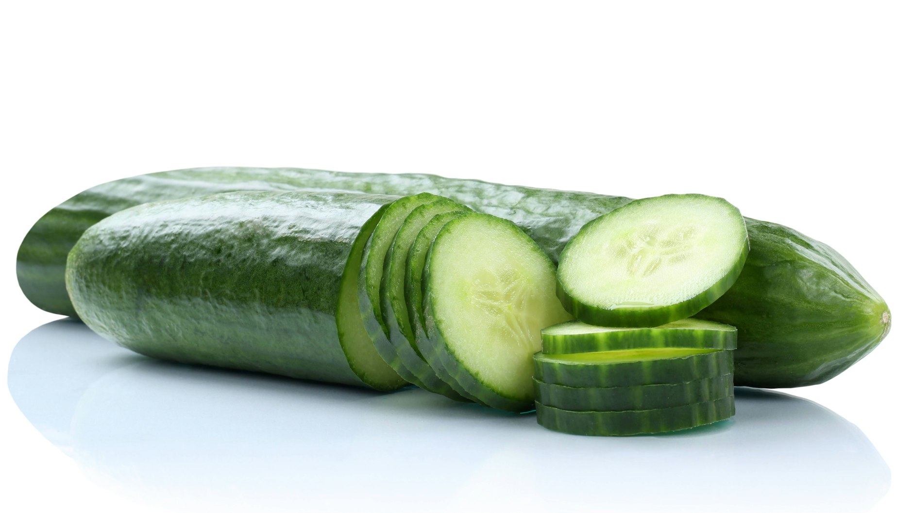 Bei Salatgurken muss man vor dem Schmoren etwas vom Kerngehäuse entfernen.