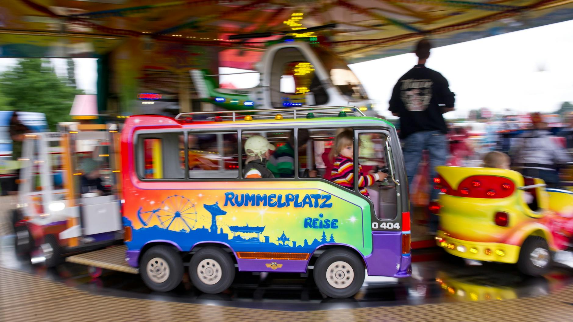 Kleine Besucher haben auf dem Müggelheimer Angerfest im Kinderkarussell Spaß.
