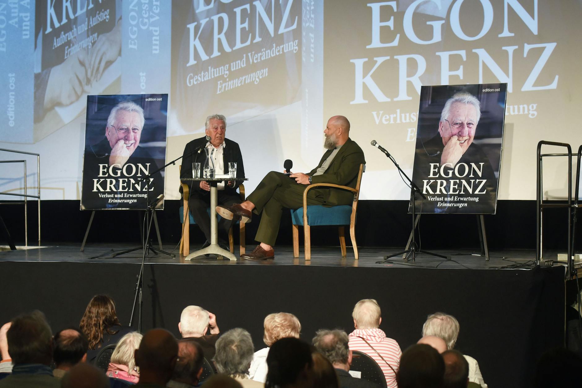 Egon Krenz und Holger Friedrich diskutieren im Kino Babylon. Anlass war die Vorstellung von „Verlust und Erwartung“ des dritten Teils der Autobiografie von Egon Krenz.