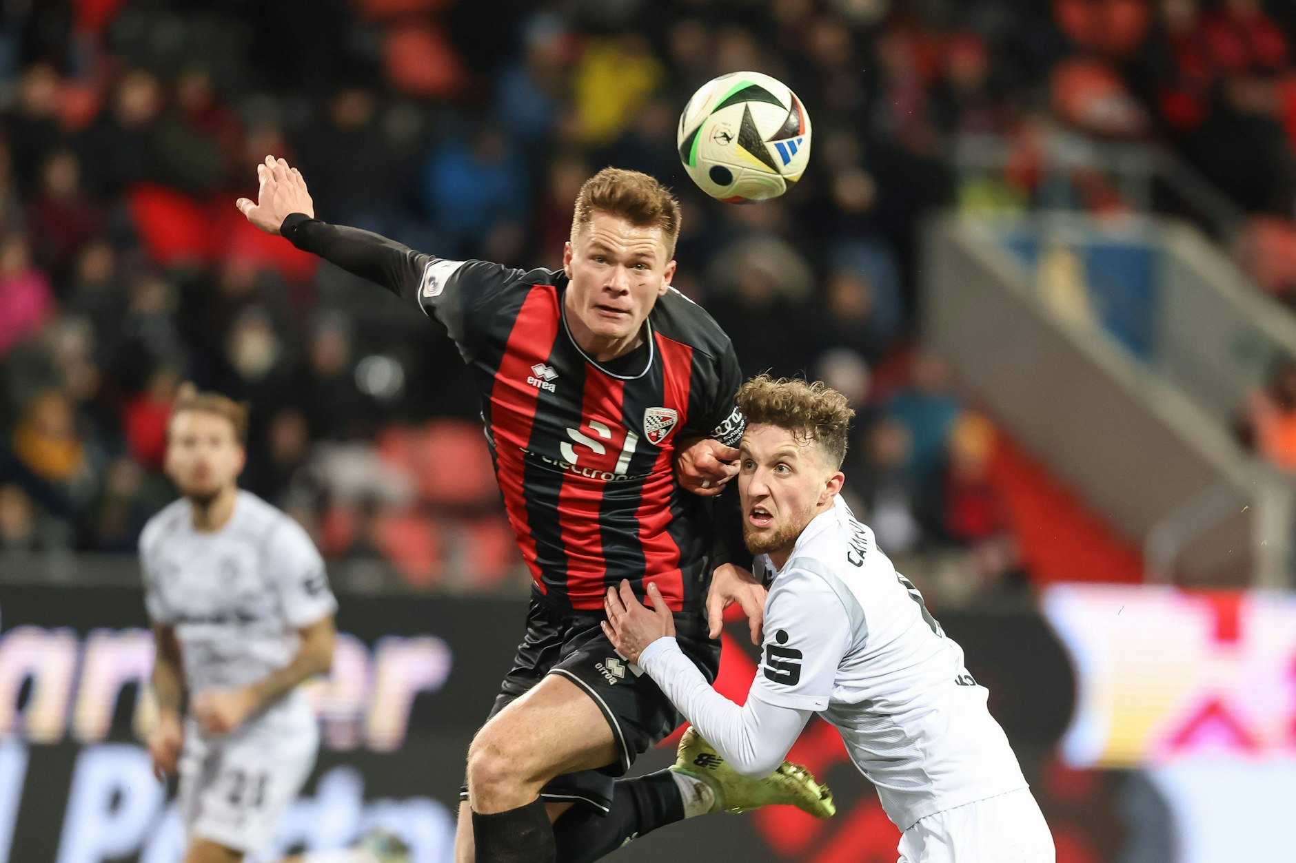 Sebastian Grönning im Duell mit dem Cottbusser Tim Campulka