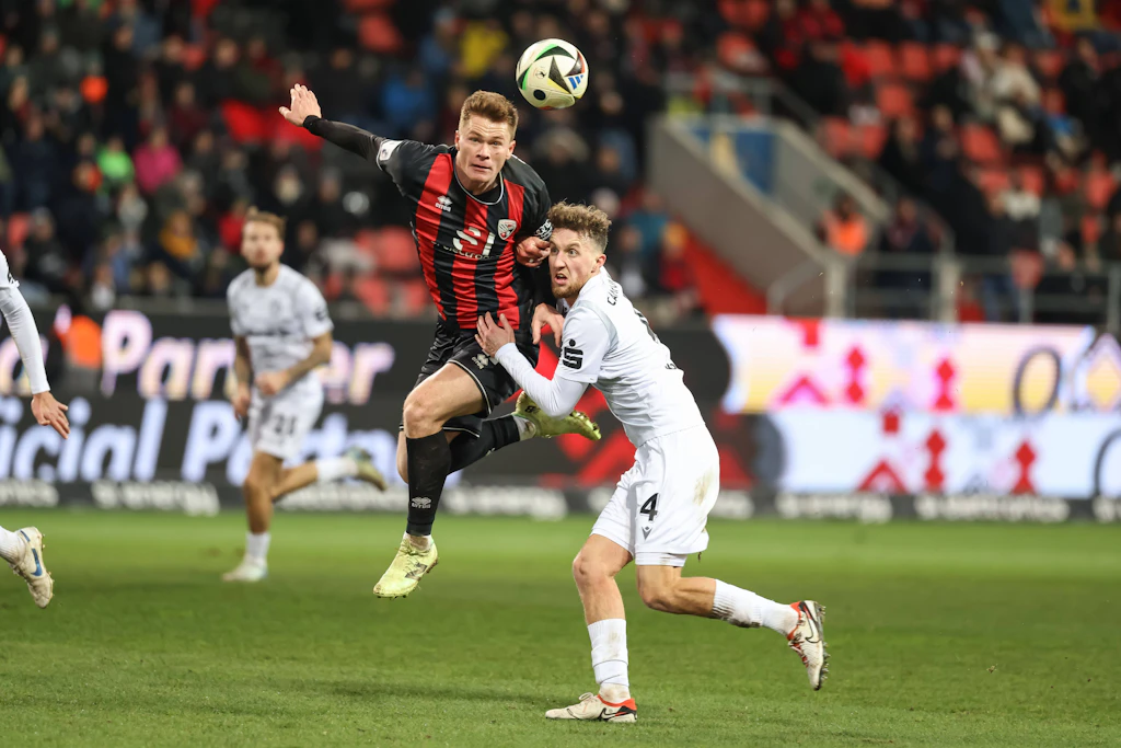 Dane Grönning, Hertha ile yarışıyor – iki şekilde