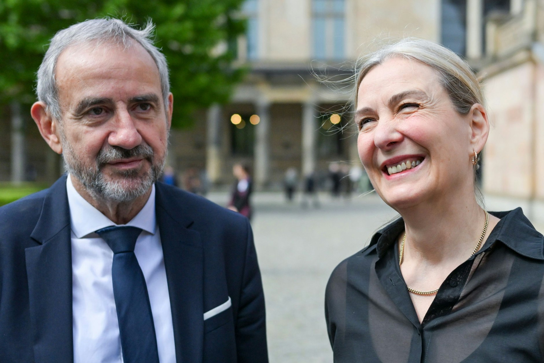 Alter Präsident und neue Präsidentin: Hermann Parzinger und Marion Ackermann vor dem Neuen Museum