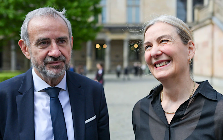 Alter Präsident und neue Präsidentin: Hermann Parzinger und Marion Ackermann vor dem Neuen Museum