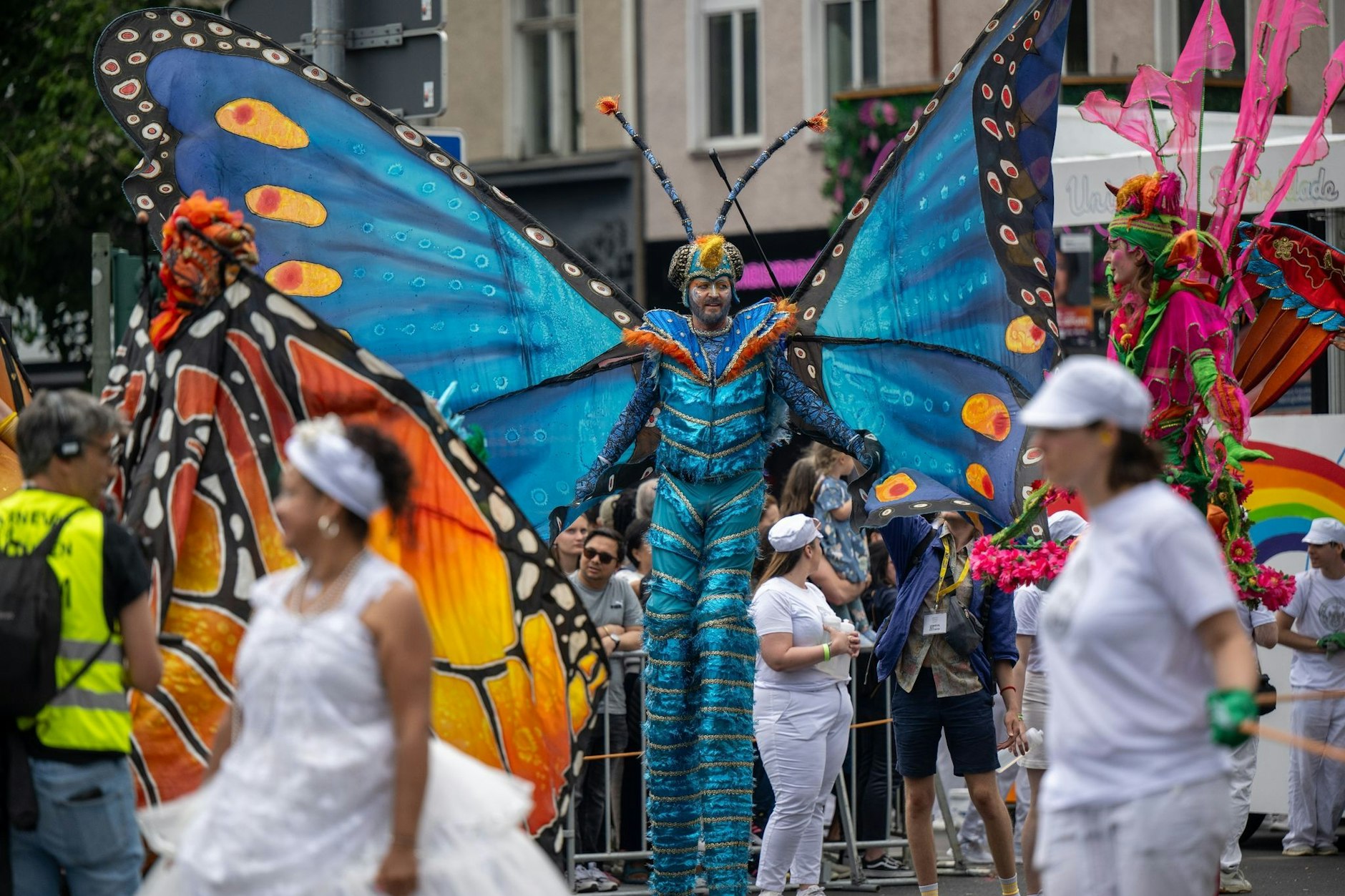 Ein buntes Spektakel: Der Karneval der Kulturen zieht in diesem Jahr in den Osten Berlins um. 