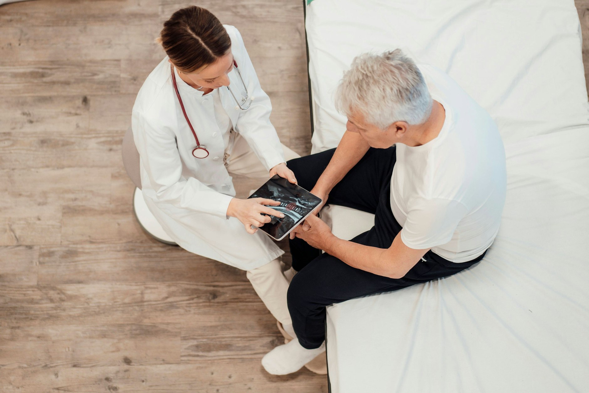 Eine Ärztin geht mit ihrem Patienten eine KI-gestützte Diagnose durch.