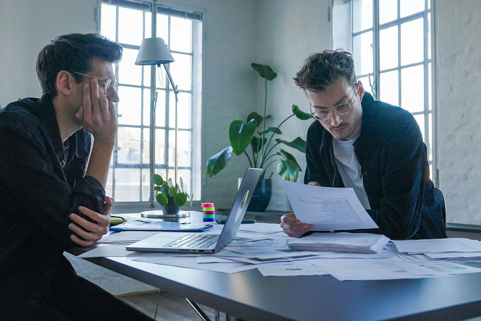 Die Reporter Markus Sutera (li.) und Alex Baur kamen undercover Wohnungsverwaltern und Maklern auf die Schliche, die illegal abkassieren.