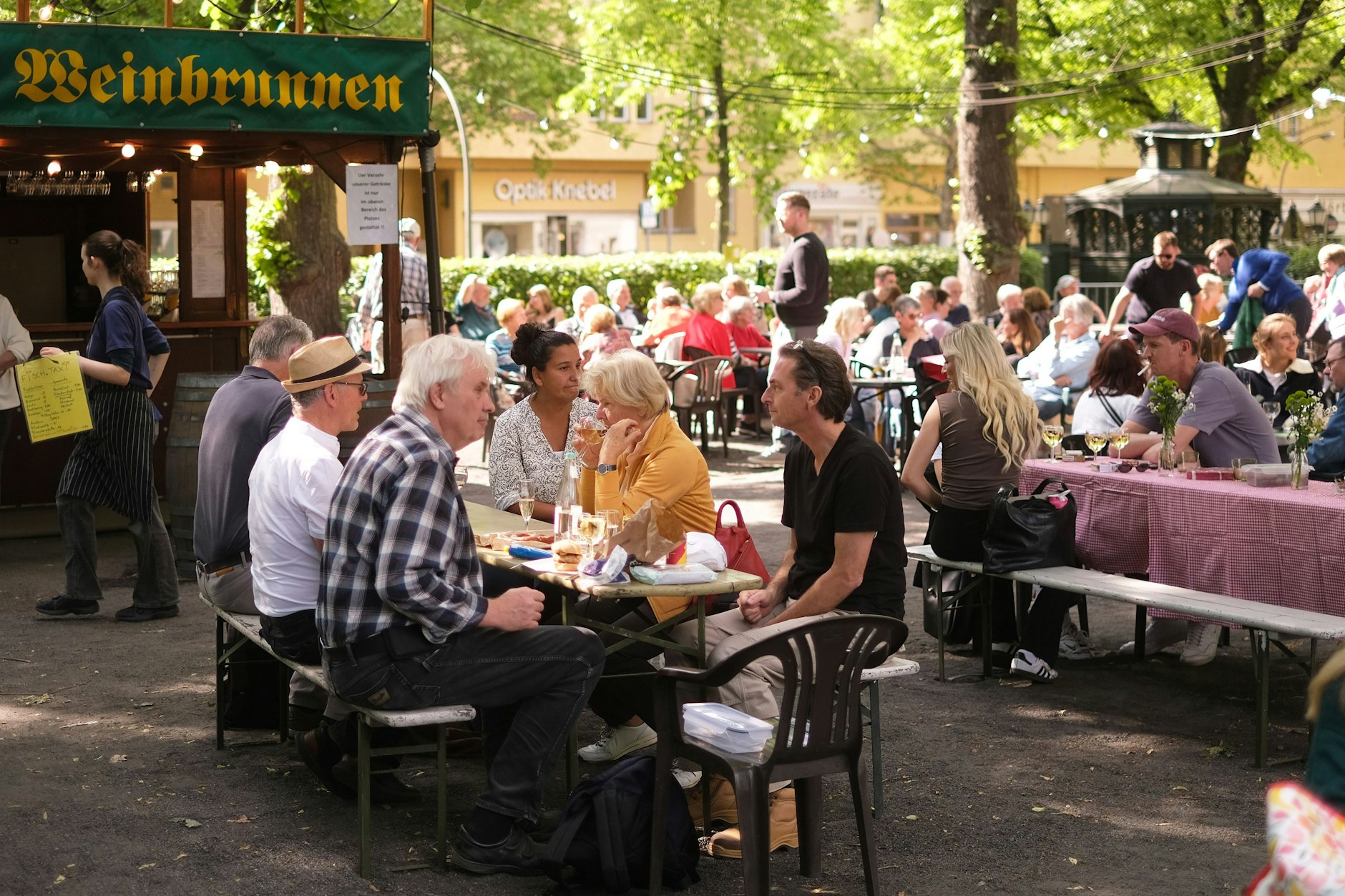 Der Weinbrunnen am Rüdesheimer Platz: Es gibt Streit um die Auflagen vom Bezirk.
